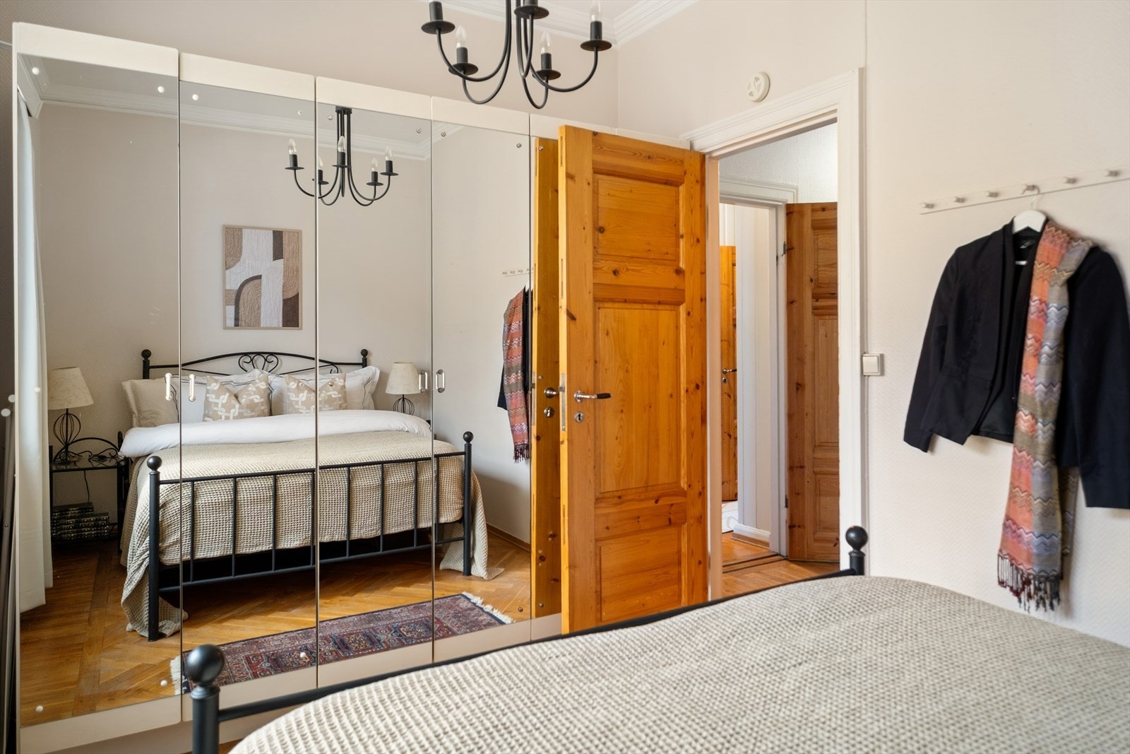 Begge soverom vender mot rolig bakgård Galleribilde