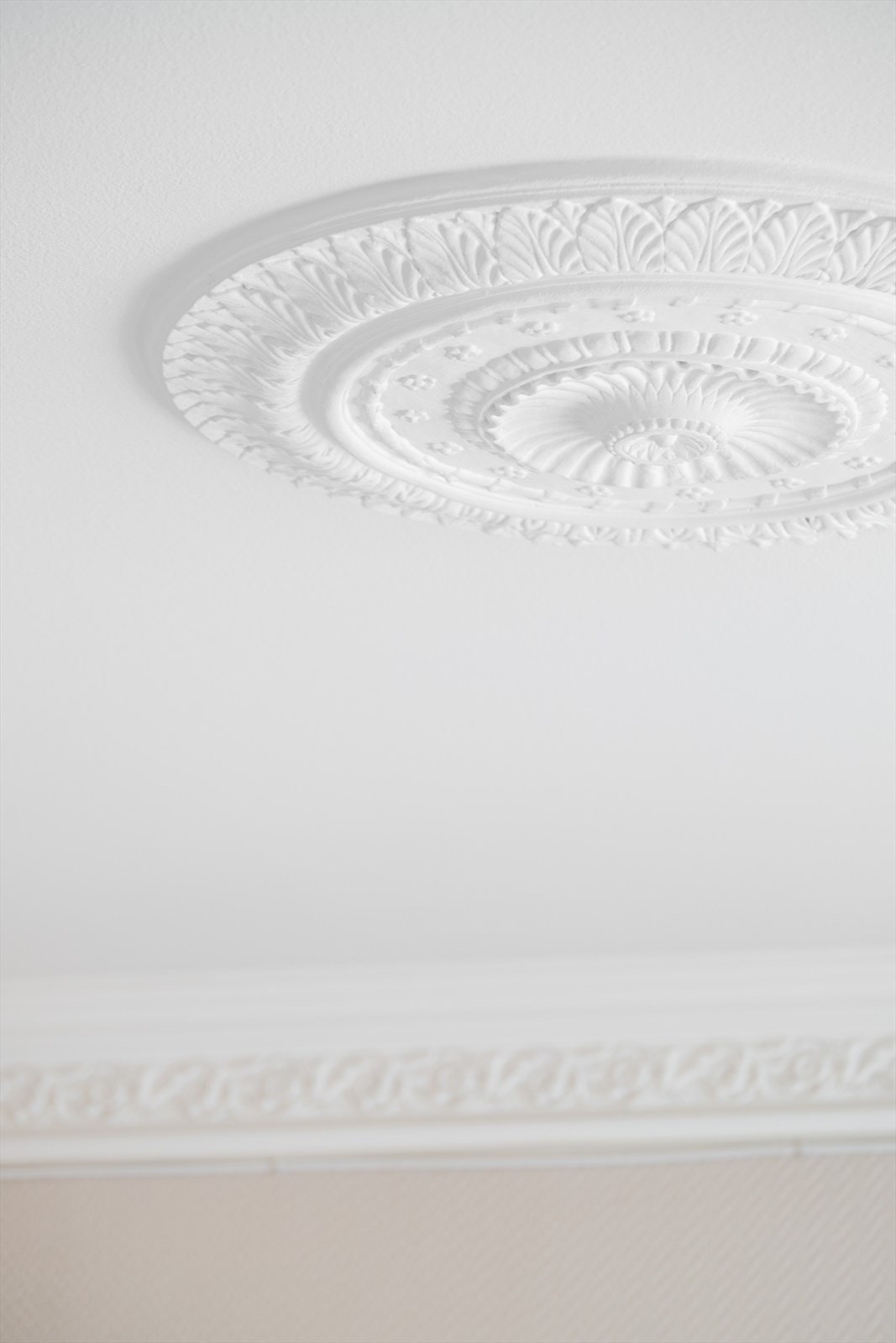 Boligen har klassiske detaljer som rosett og stukkatur Galleribilde