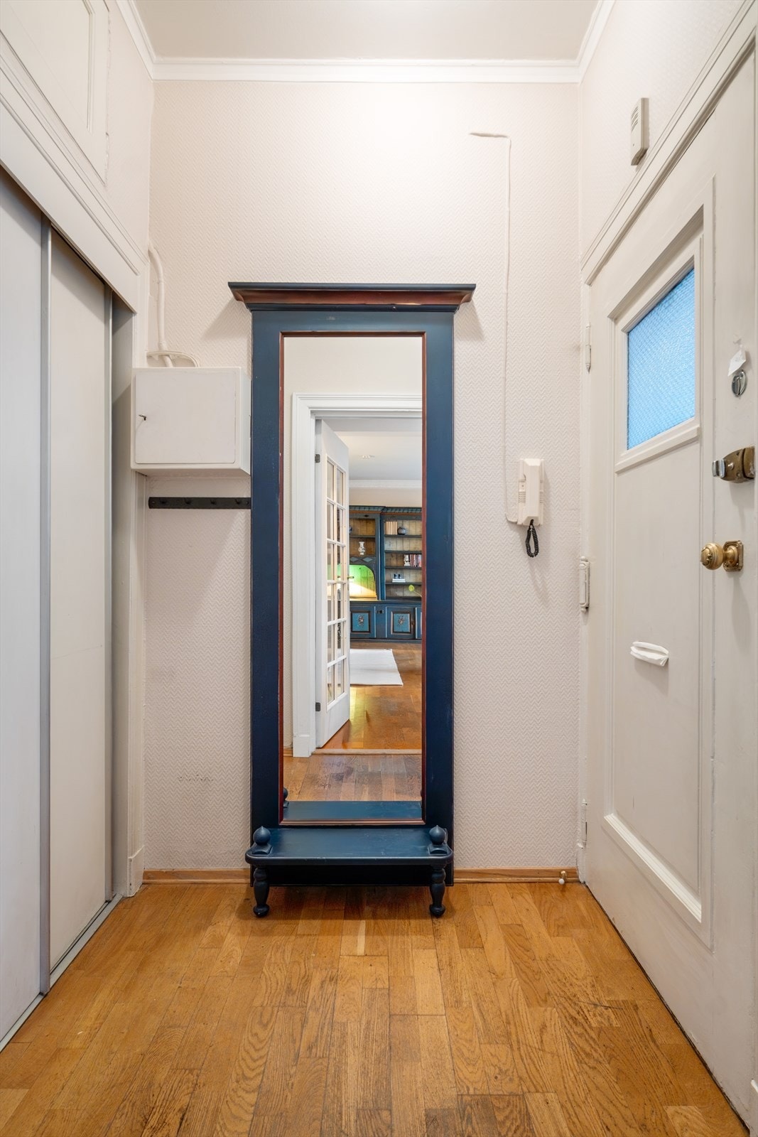 Gang med praktisk skyvedørsgarderobe Galleribilde