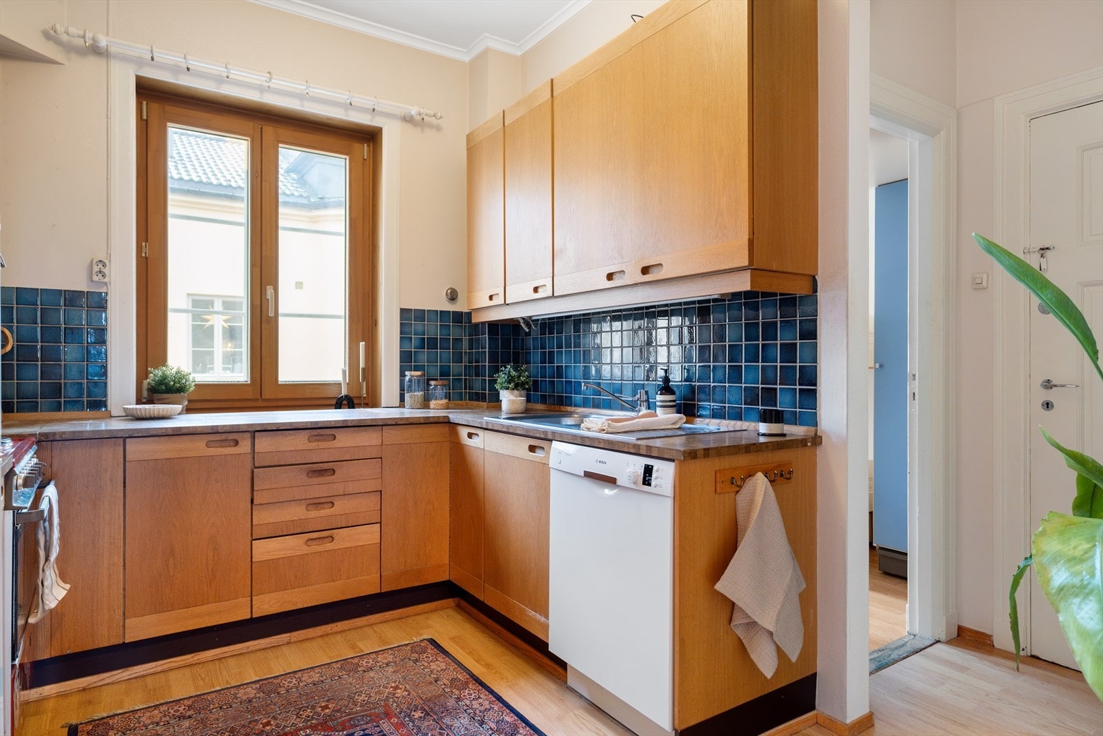 Kjøkken med god størrelse og potensial for modernisering Galleribilde