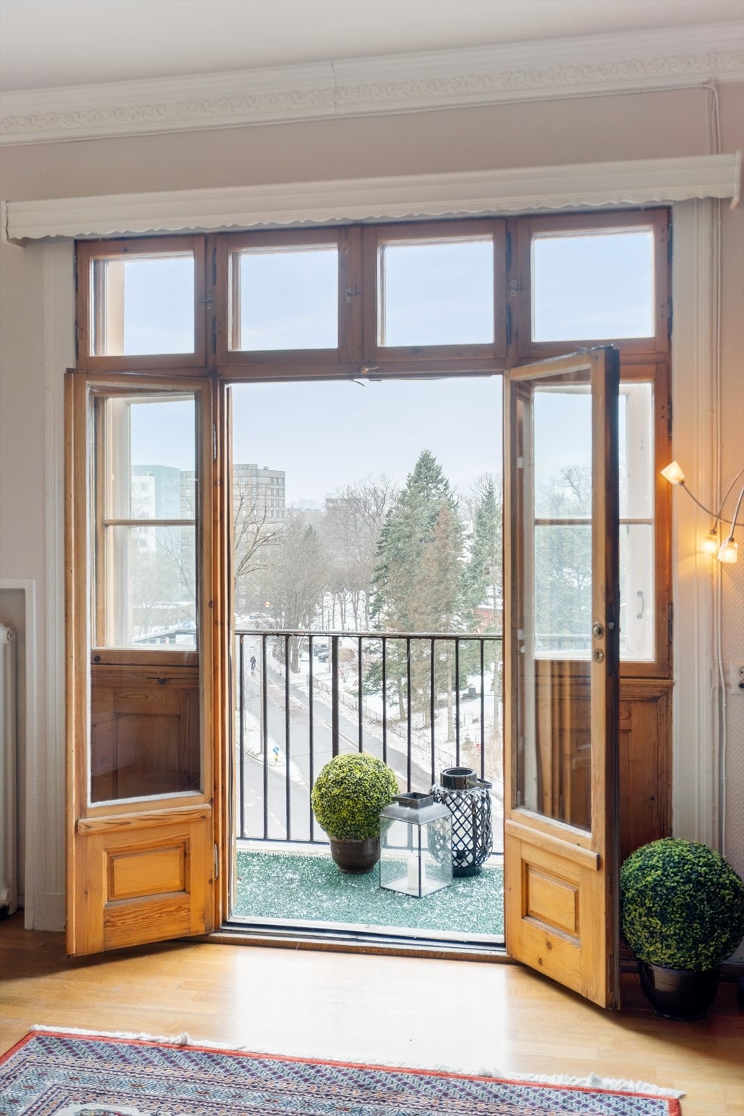 Utgang til balkong med ettermiddagssol Galleribilde