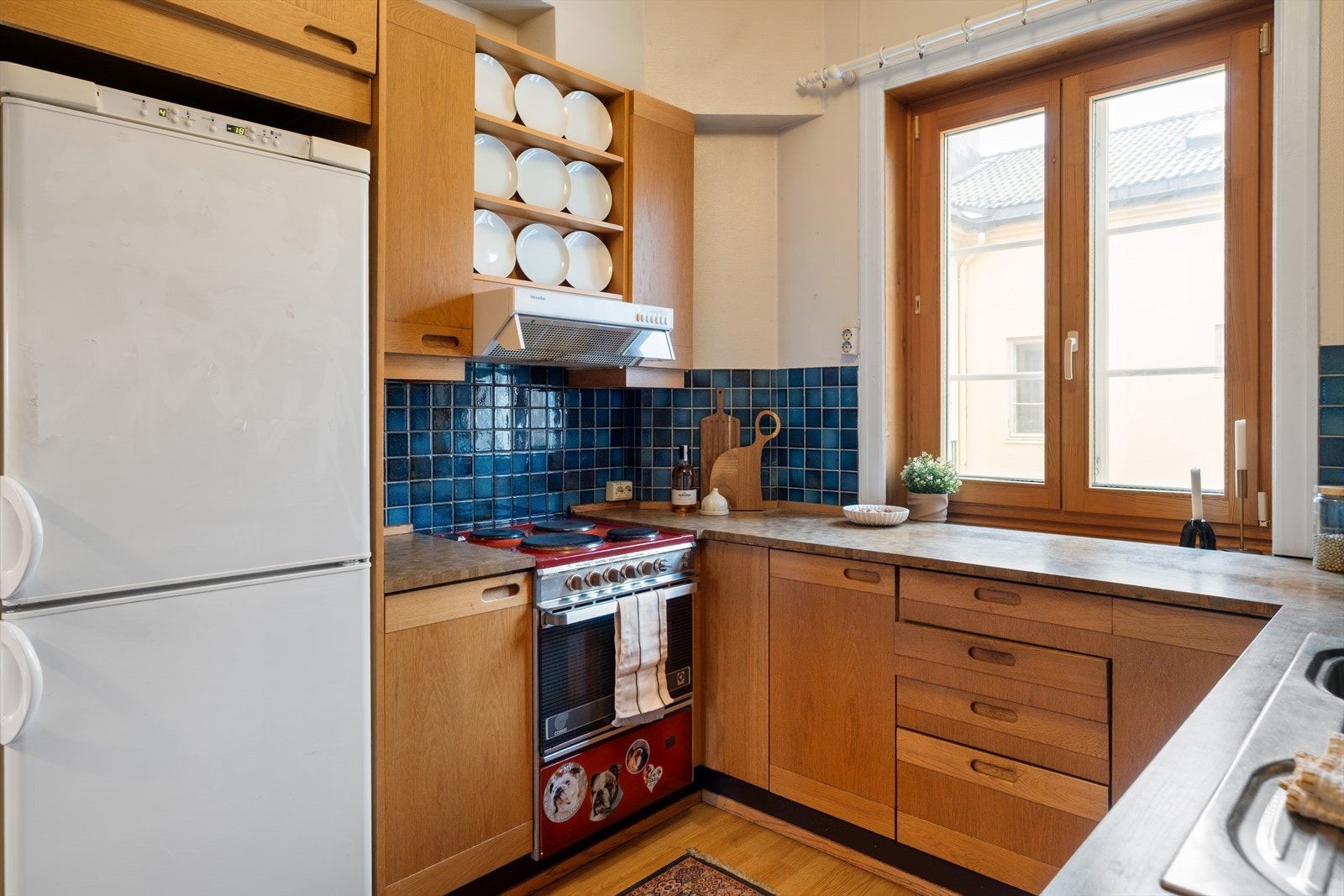 Dagens kjøkken vender inn mot rolig bakgård Galleribilde