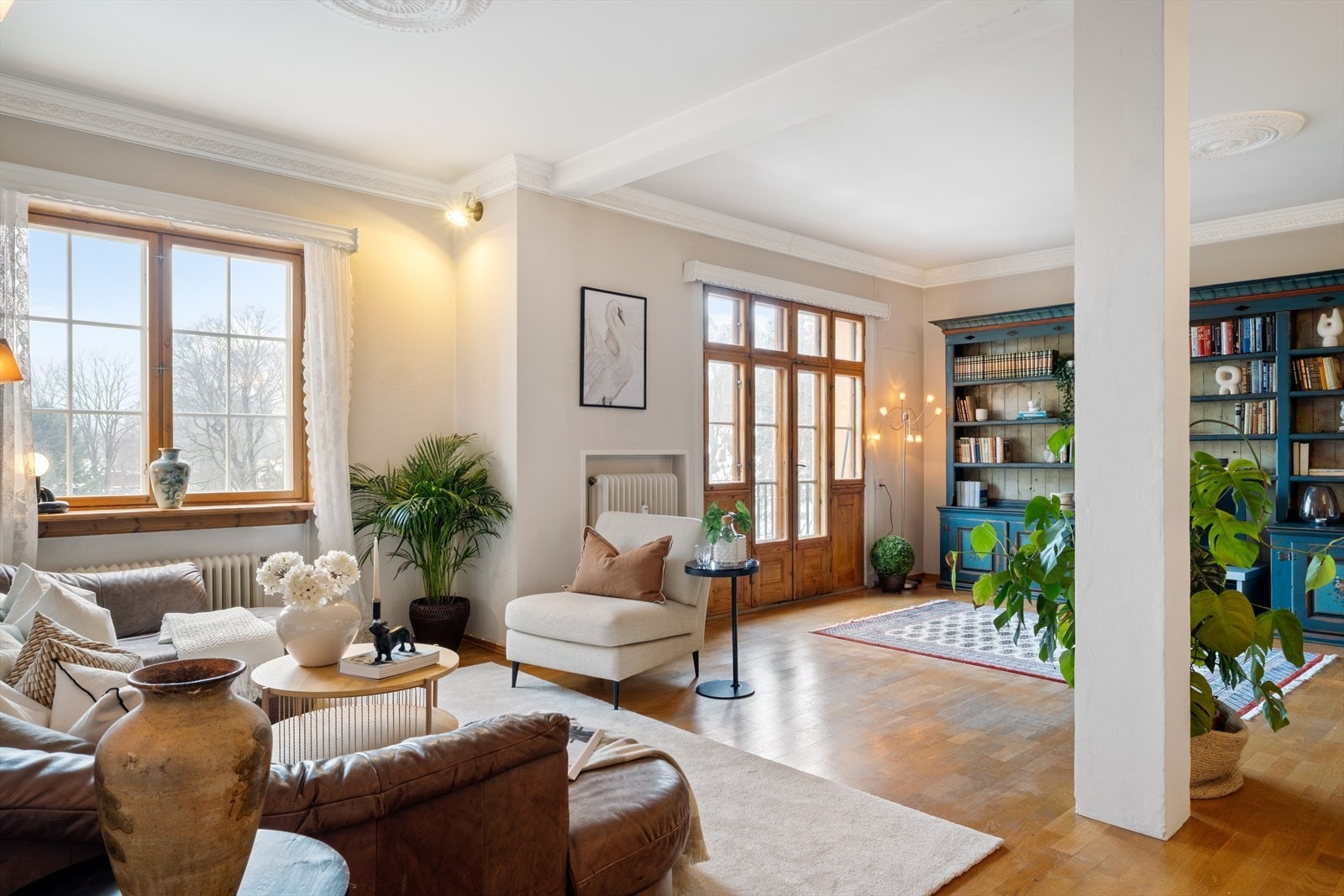 Lys og klassisk 4-roms selveierleilighet med balkong, god takhøyde og sentral beliggenhet på Adamstuen. Foto: Rullende fotograf. Galleribilde