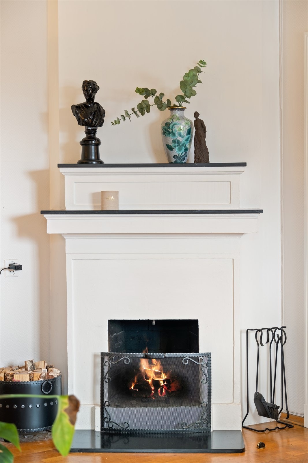 Stemningsfull peis i stue Galleribilde