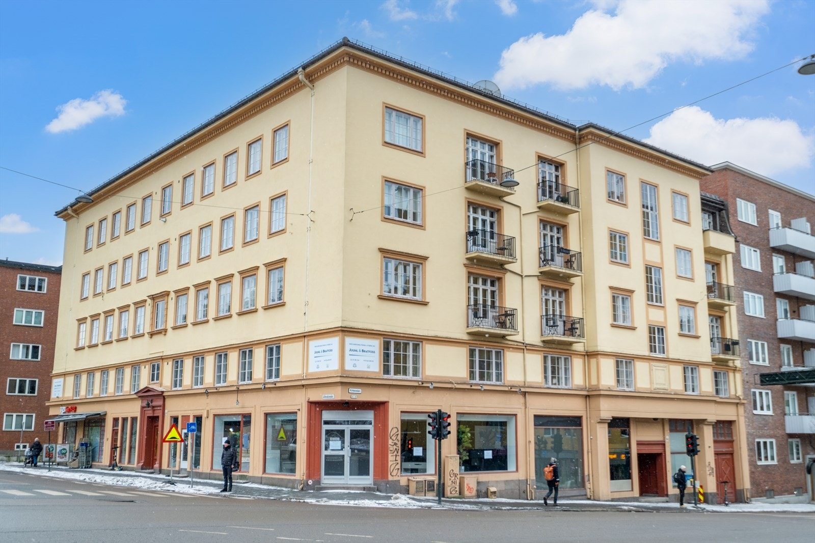 Bygården er oppført i 1932 med preg av nybarokk og nyklassisisme, tegnet av arkitekt Thv. Frost. Galleribilde