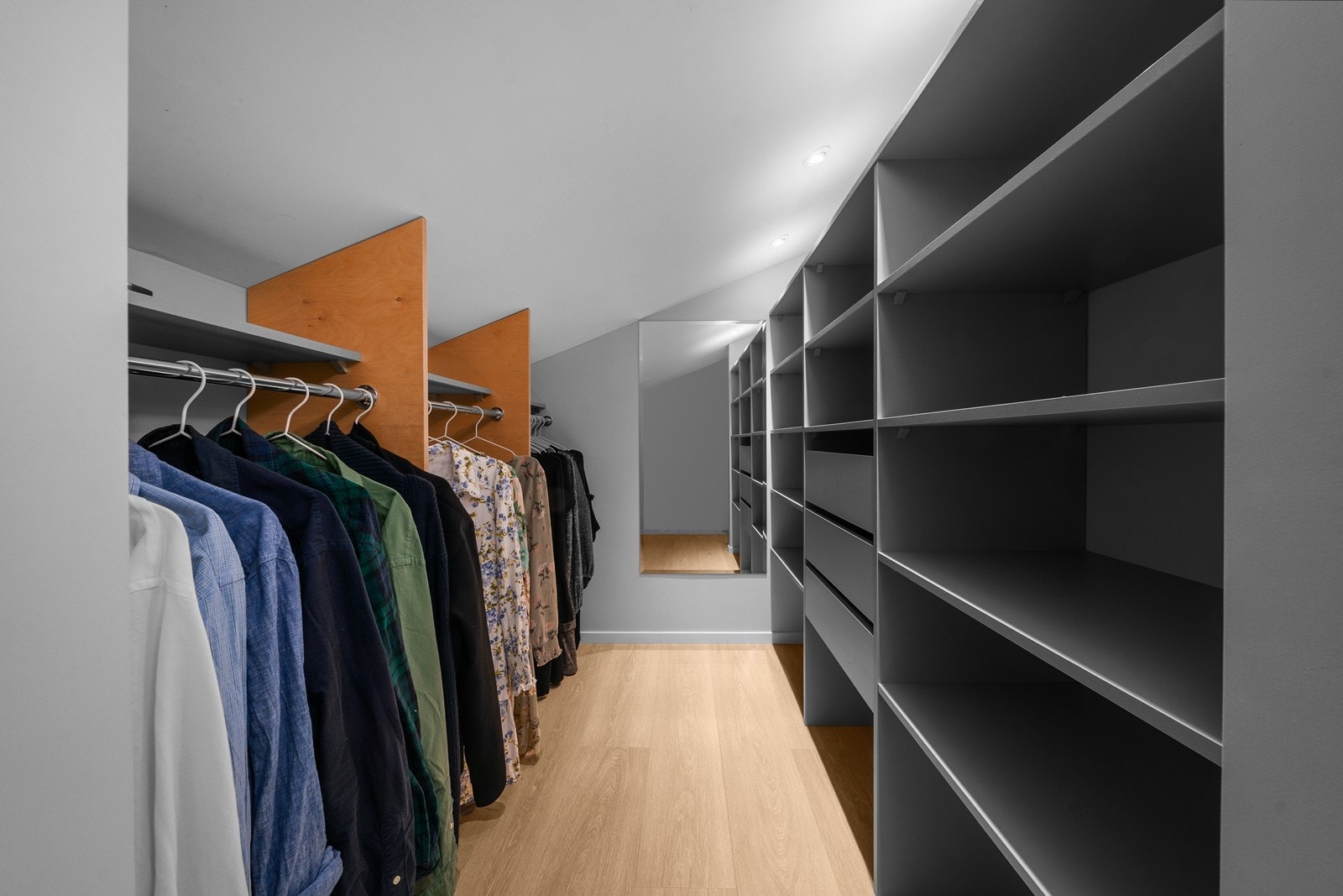 Hovedsoverommet har et stort og praktisk omkledningsrom Galleribilde