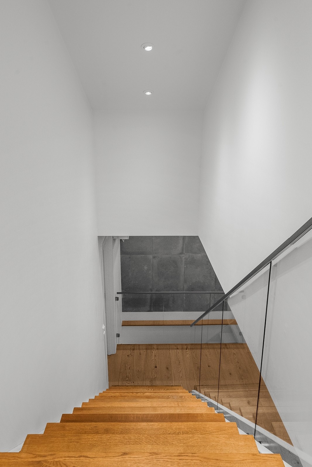 Trappene har lekre rekkverk i glass som gir et moderne uttrykk Galleribilde