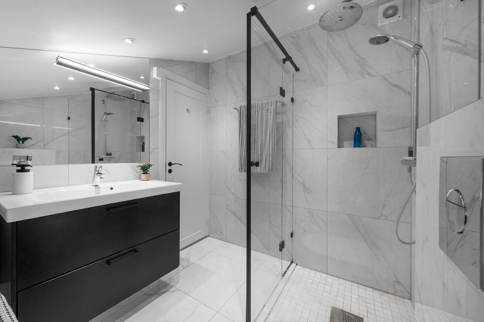 Bad i 2. etasje. Boligen har to pent flislagte bad fra 2018/19. Varmekabler i gulv og downlights fra himling. Galleribilde