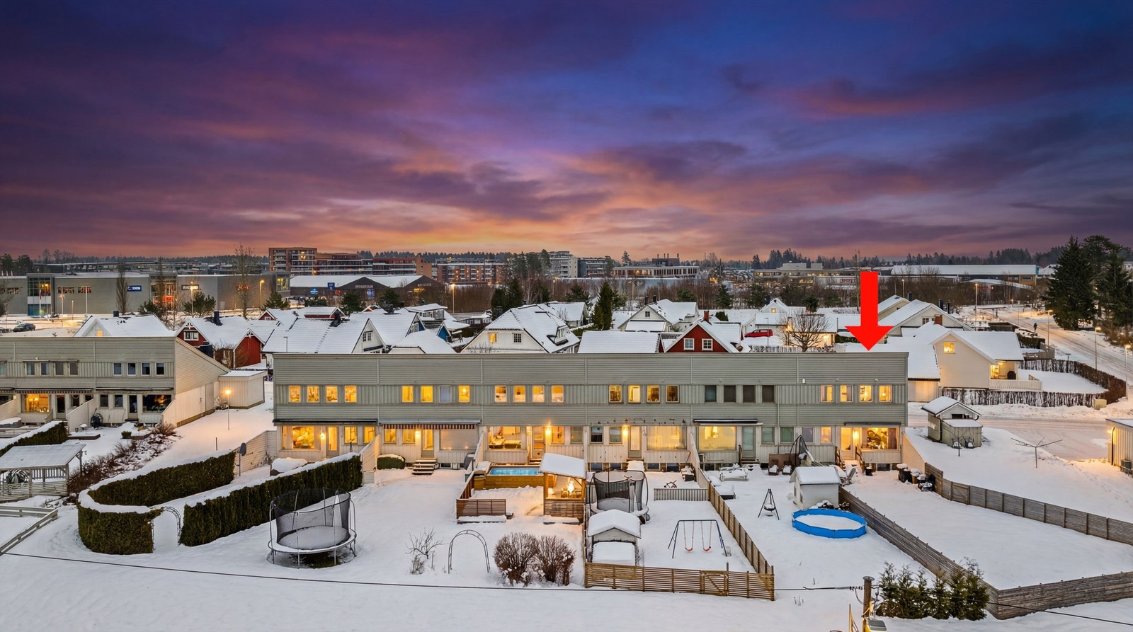 Enheten har et stort inngjerdet uteområde med terrasse og hage. Digitalt kveldsbilde Galleribilde