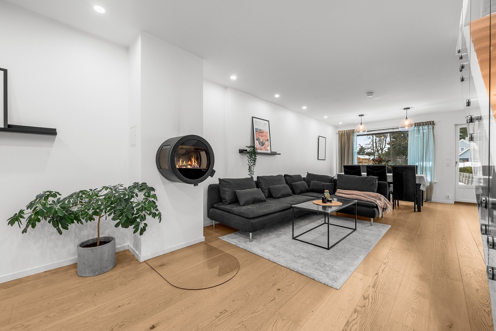 Oppvarming med varmepumpe, moderne peisovn og varmekabler i alle flislagte rom. Galleribilde