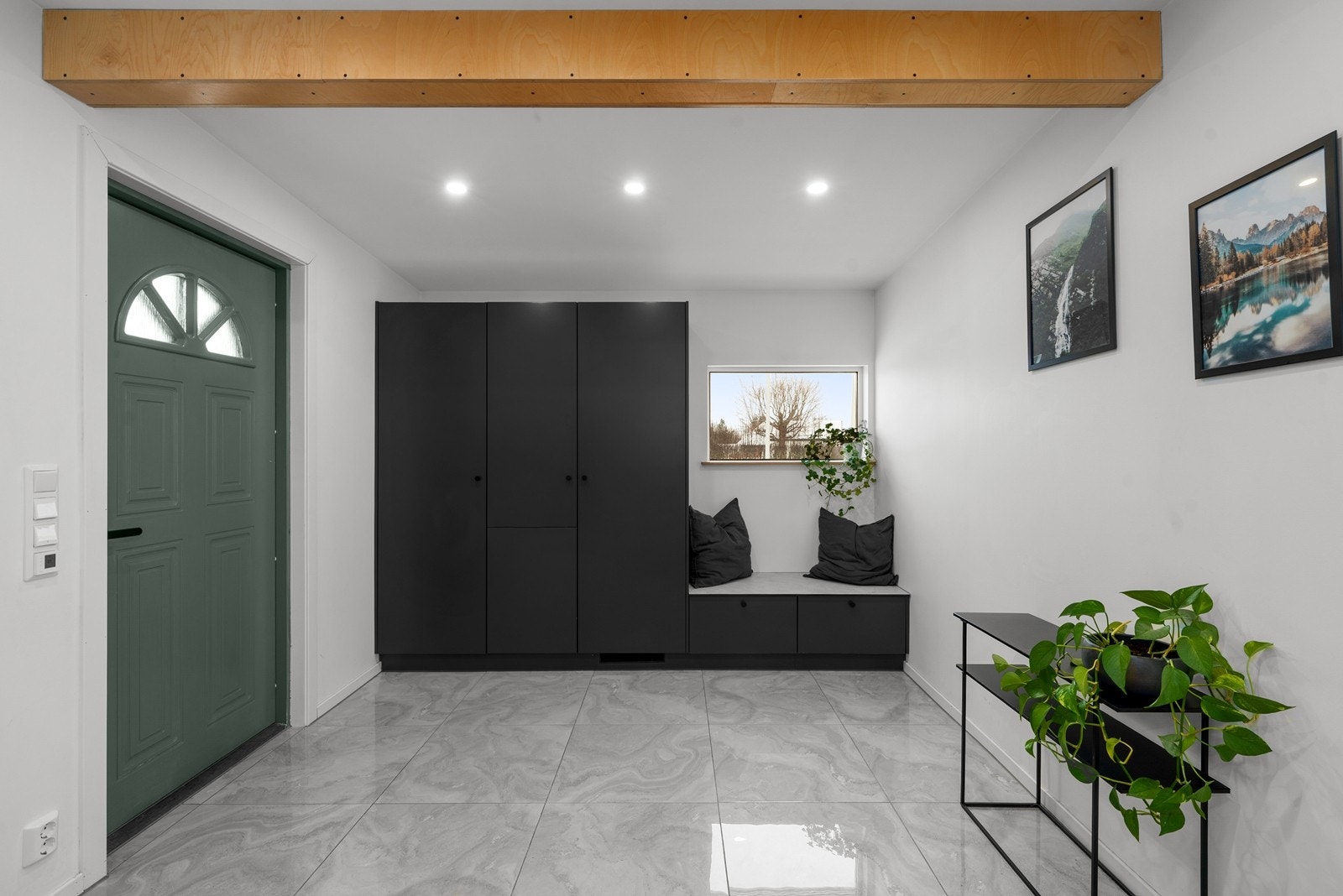 Velkommen inn! Romslig flislagt entré med varmekabler i gulv. Drageren har en lekker detalj som går igjen i boligen. Galleribilde