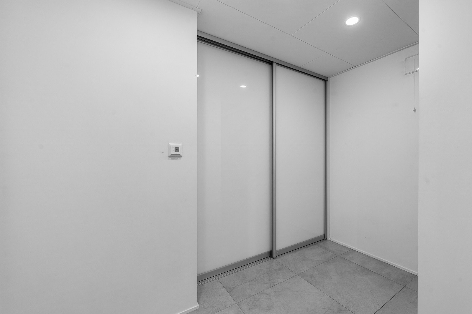 Underetasjen har flislagt gulv og varmekabler i alle rom. Varmtvannsbereder plassert bak skyvedører. Galleribilde