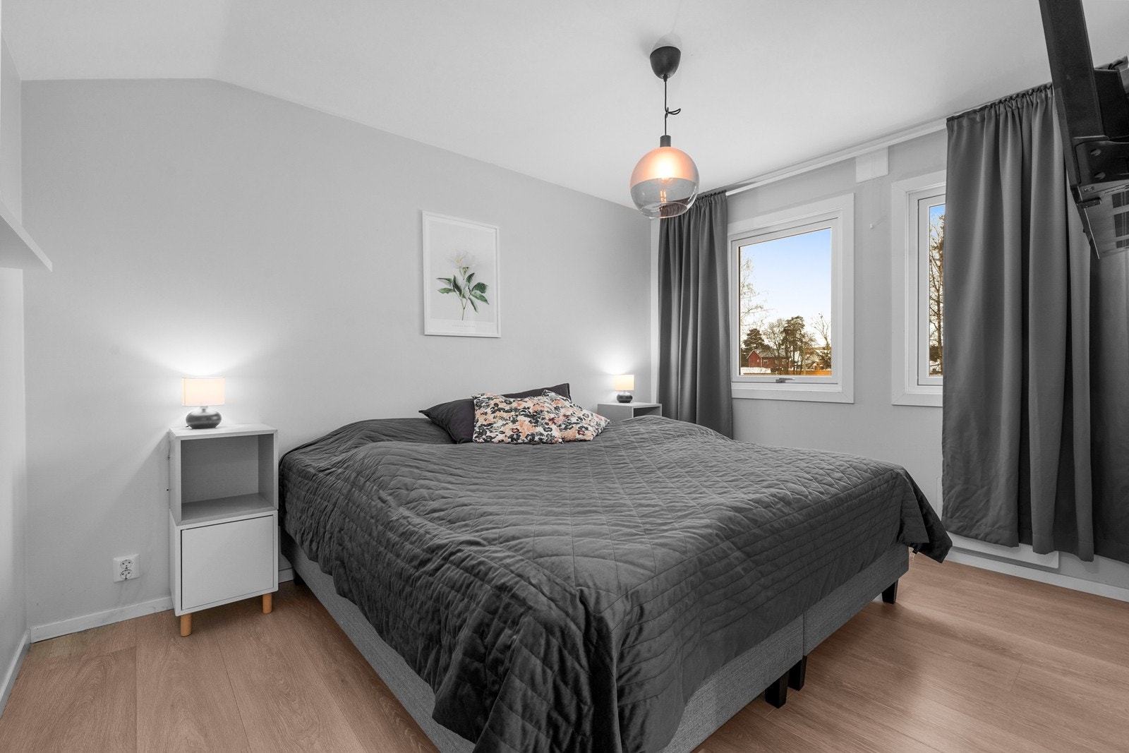 Hovedsoverom - Et meget romslig soverom, selv med King Size Bed på 210x210! Galleribilde