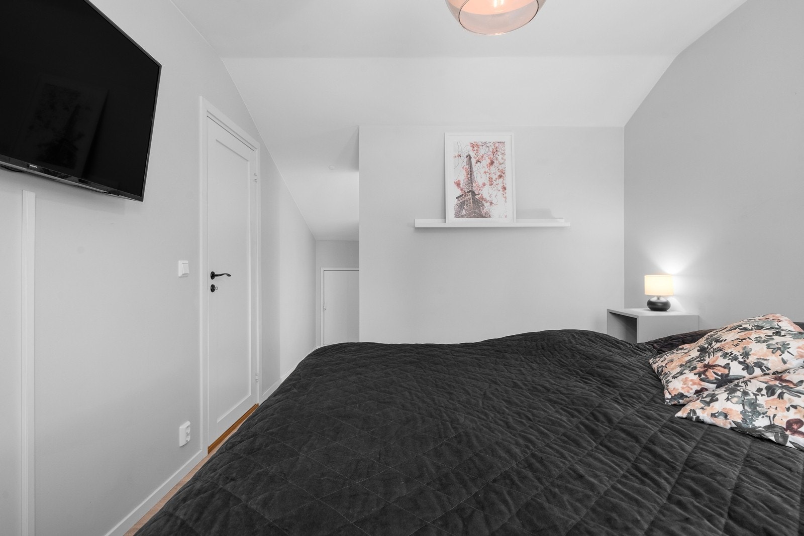 Hovedsoverom. Boligen har fire gode soverom - to i 2. etasje, ett i 1. etasje og ett i underetasjen. Galleribilde