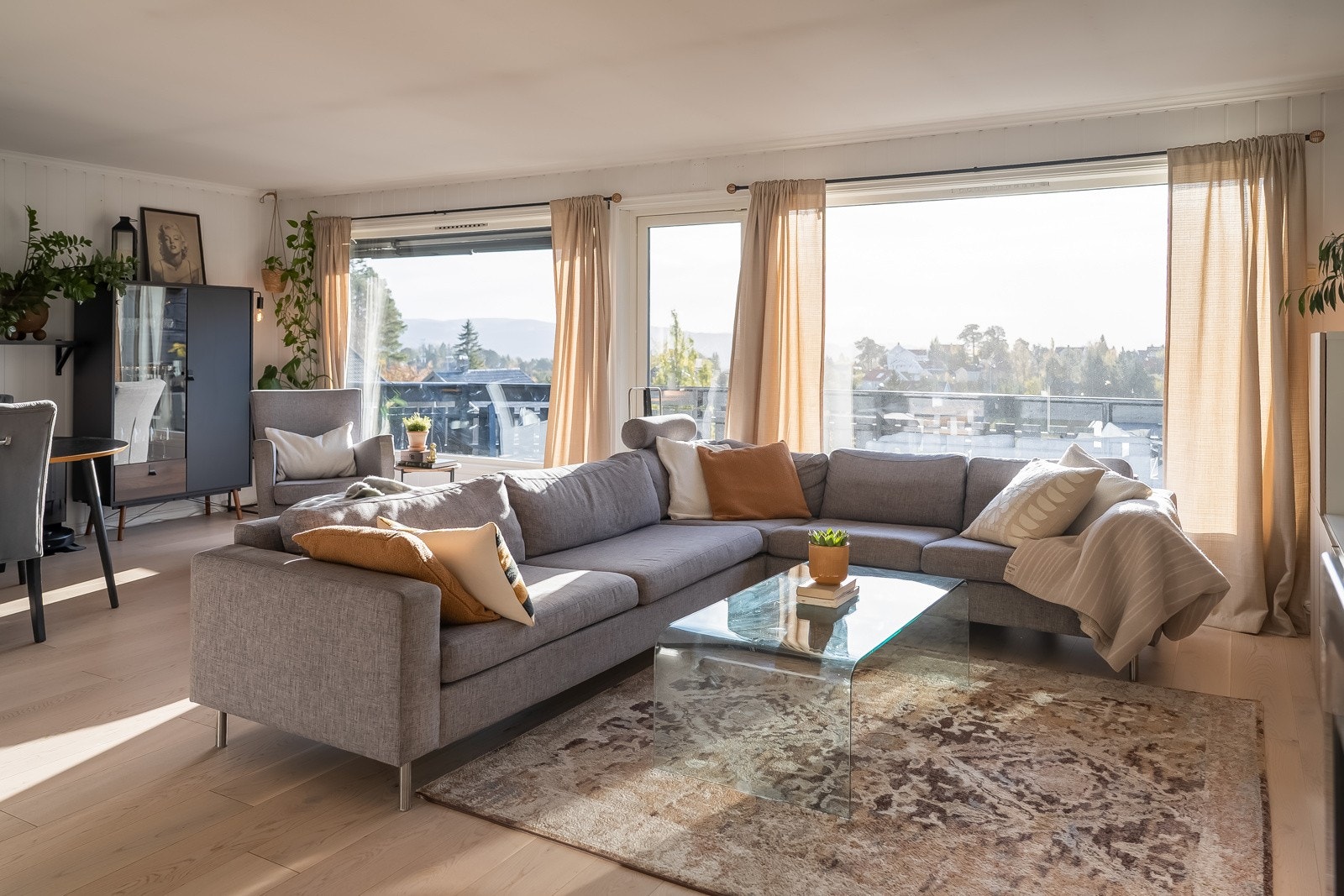 Stuearealet er av svært god størrelse og oppleves luftig og lyst som følge av lysinnslipp fra tre sider. Galleribilde