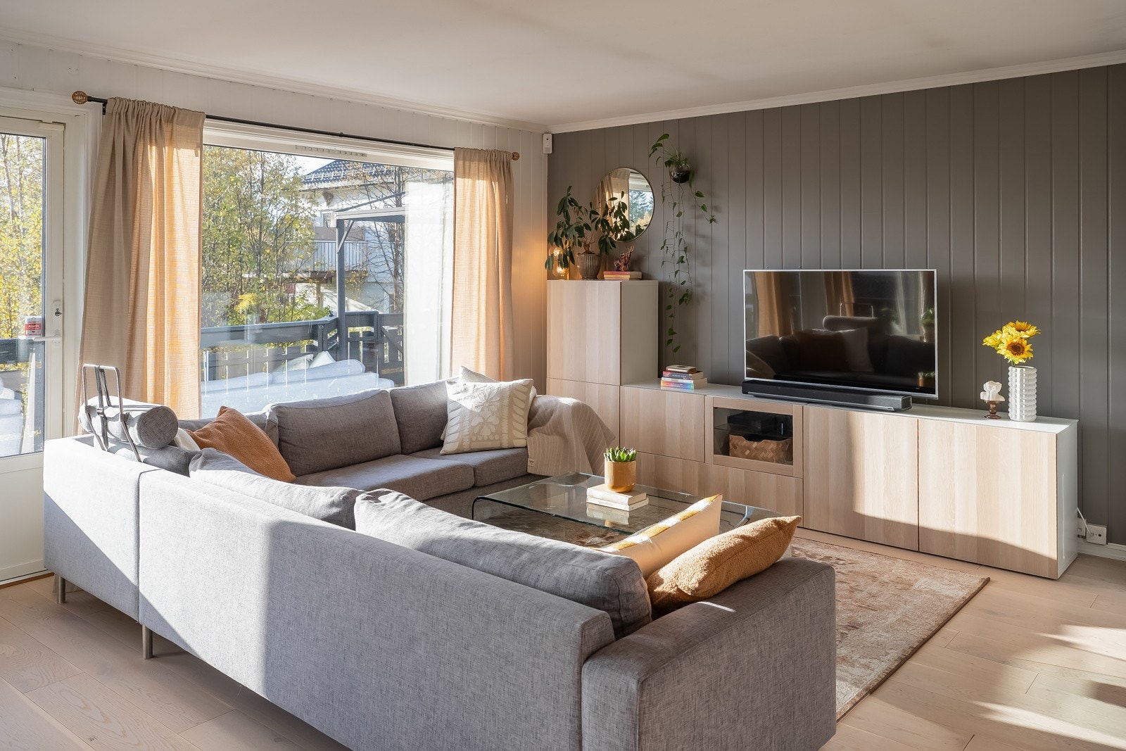 Her er det gode møbleringsmuligheter og plass til romslig sofaseksjon og spiseplass som kan romme store selskaper. Galleribilde