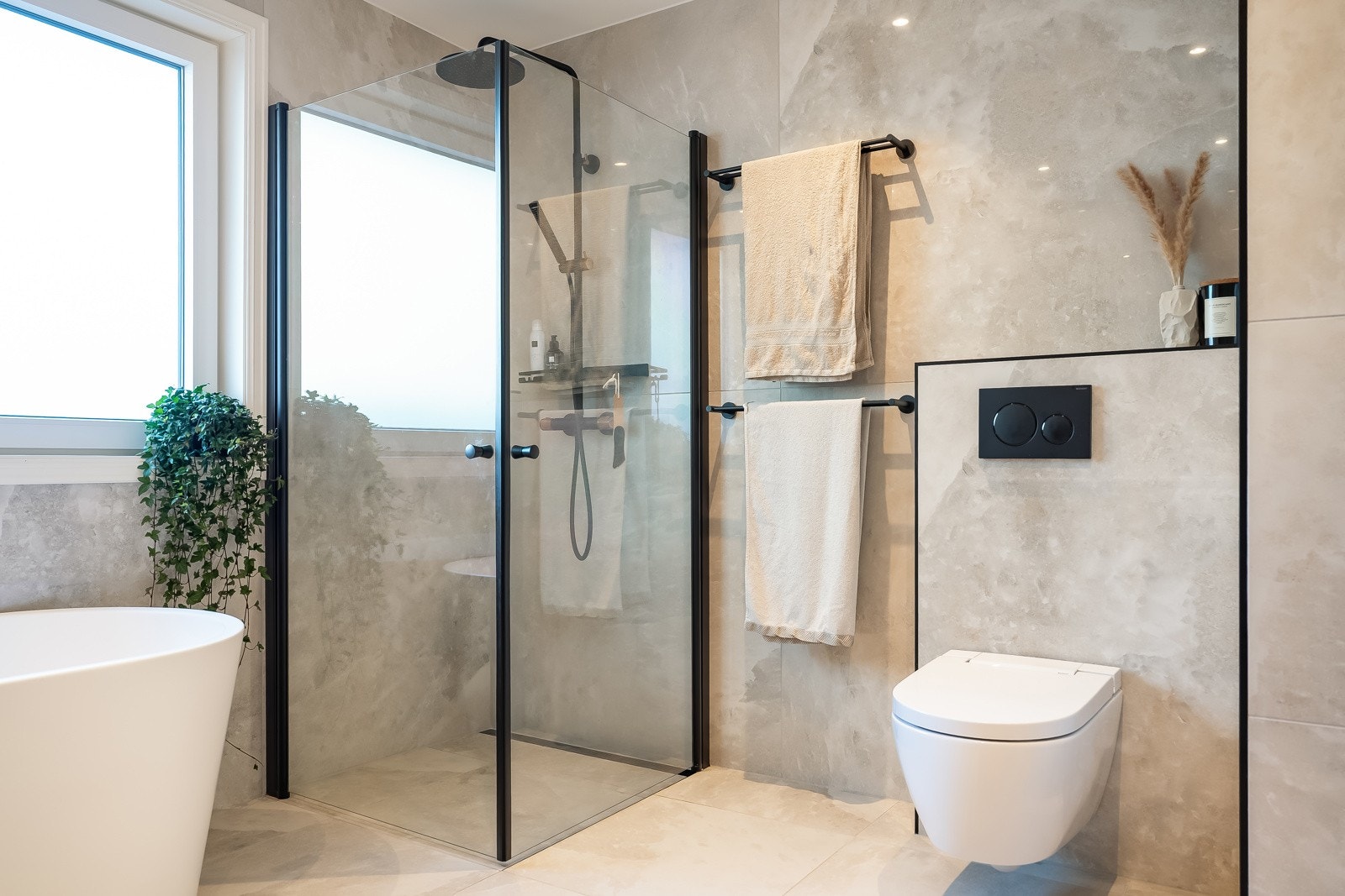 Smakfult, påkostet bad på 9,5 kvm. totalrenovert av fagfolk i 2024. Galleribilde