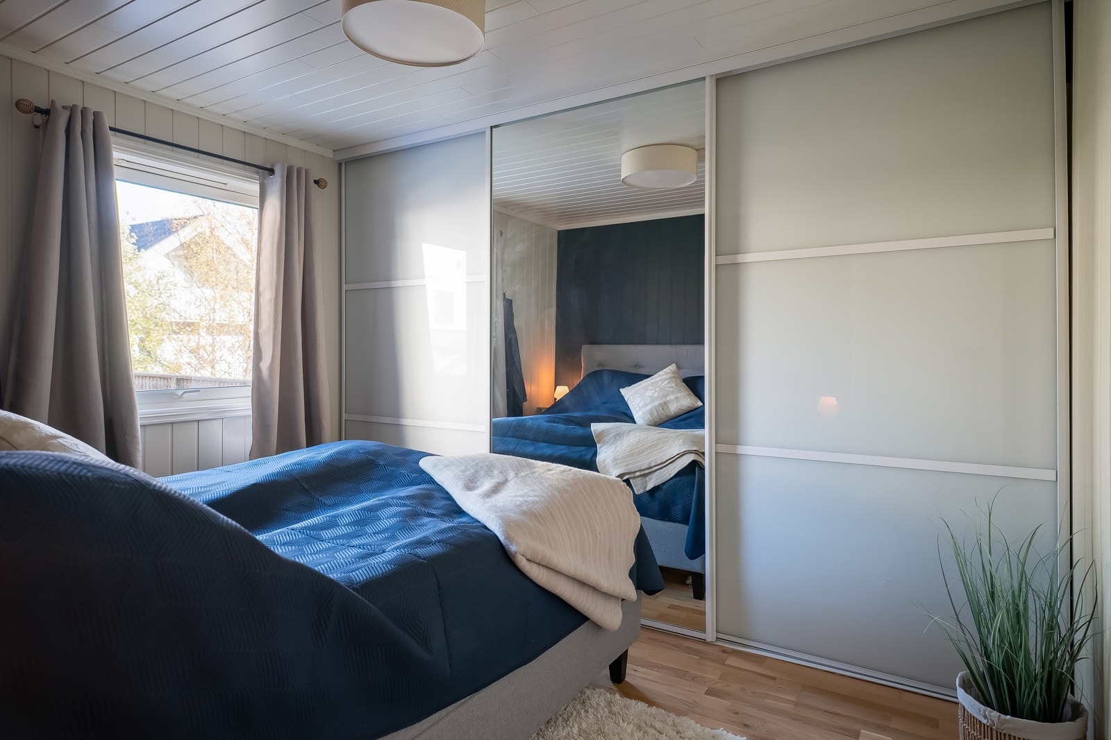 Stor skyvdørsgarderobe gir rikelig med plass for oppbevaring. Galleribilde