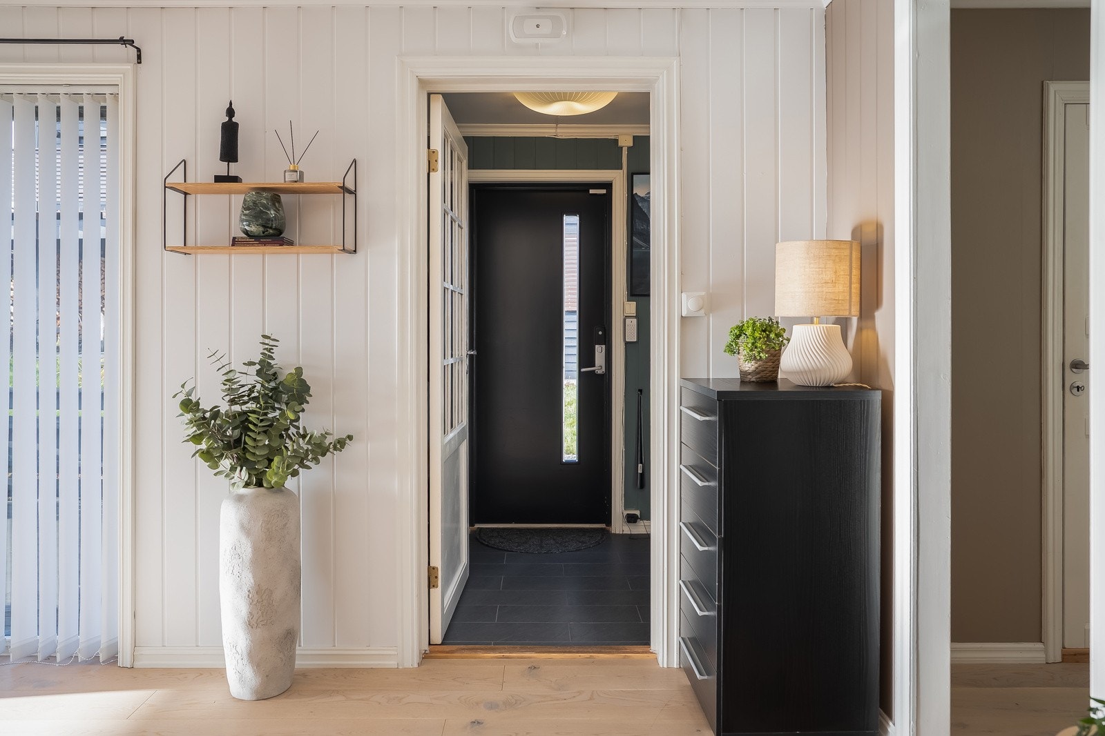 Fra boligens inngangsparti kommer man rett inn på hovedplanet og man har alt man trenger i denne etasjen. Galleribilde