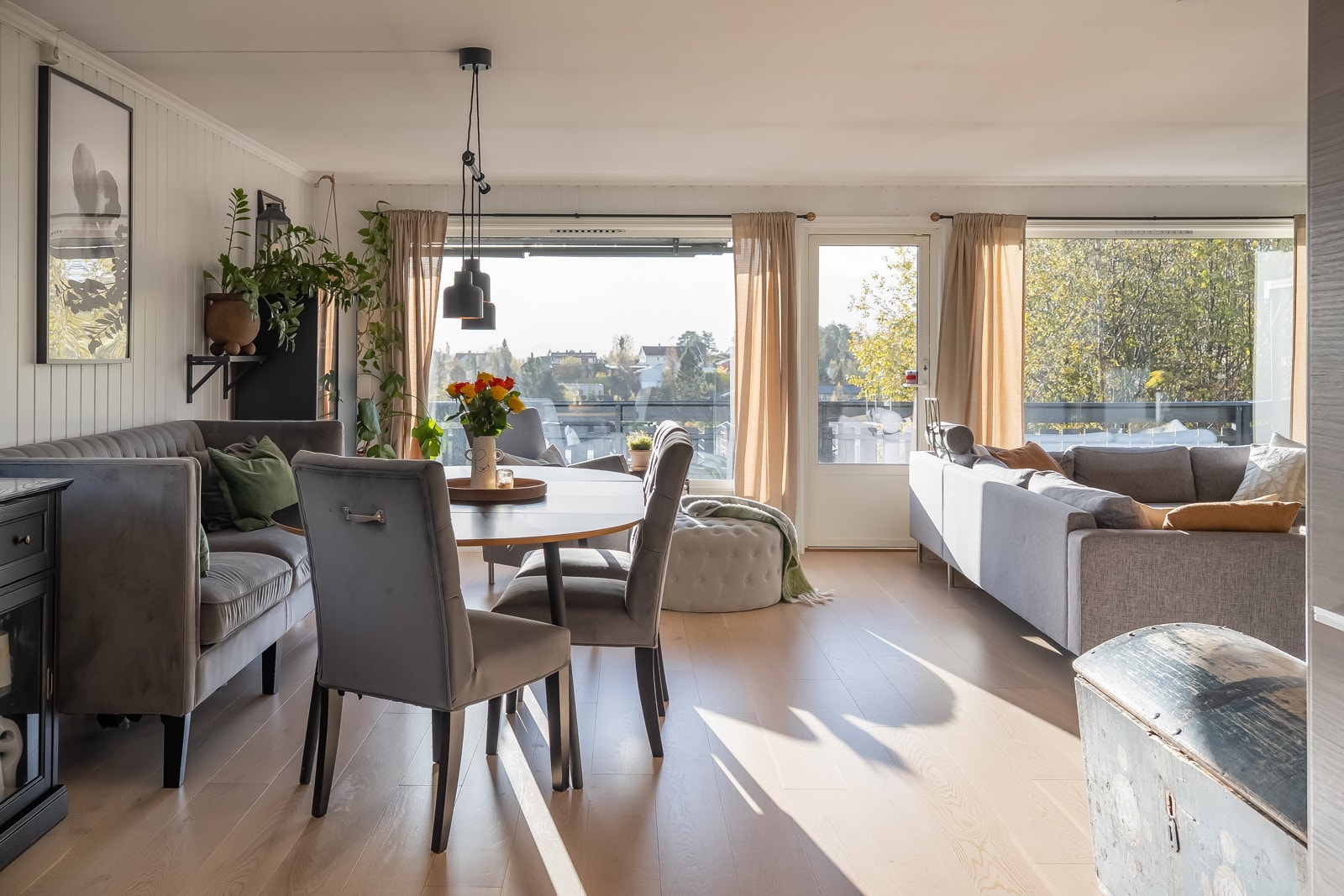 Fra stua har man flott utsikt gjennom store vinduer som bidrar til naturlig lysinnslipp. Galleribilde