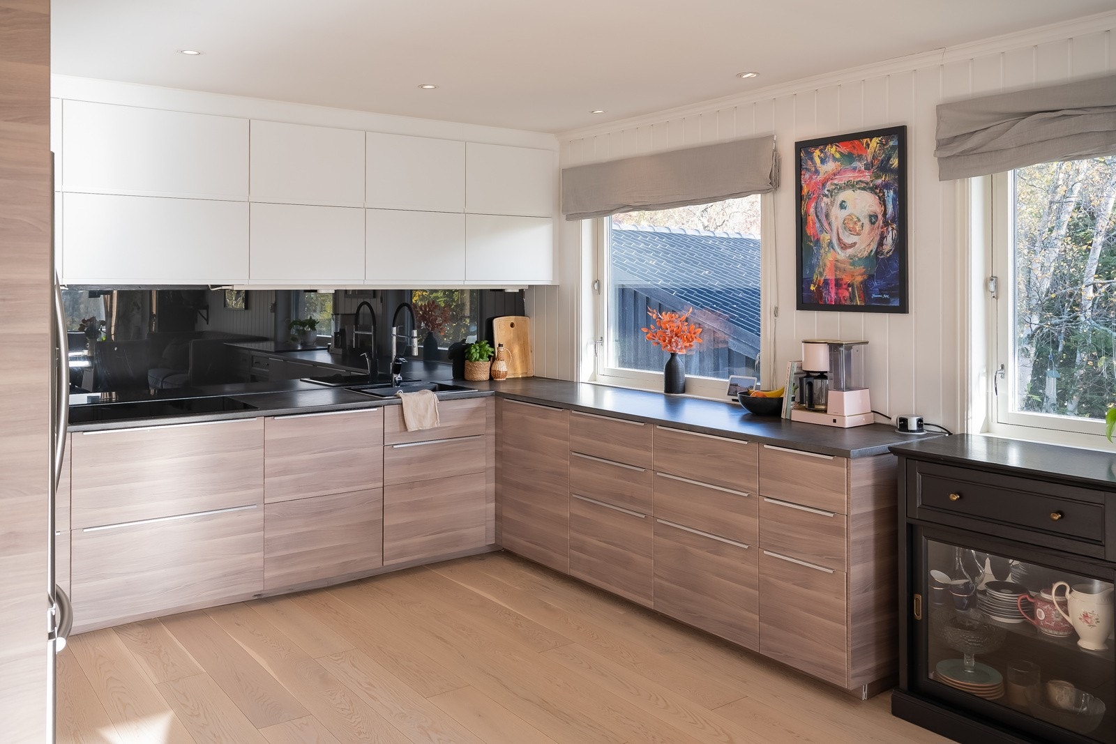 Stort og moderne kjøkken med masse skap- og benkeplass. Galleribilde