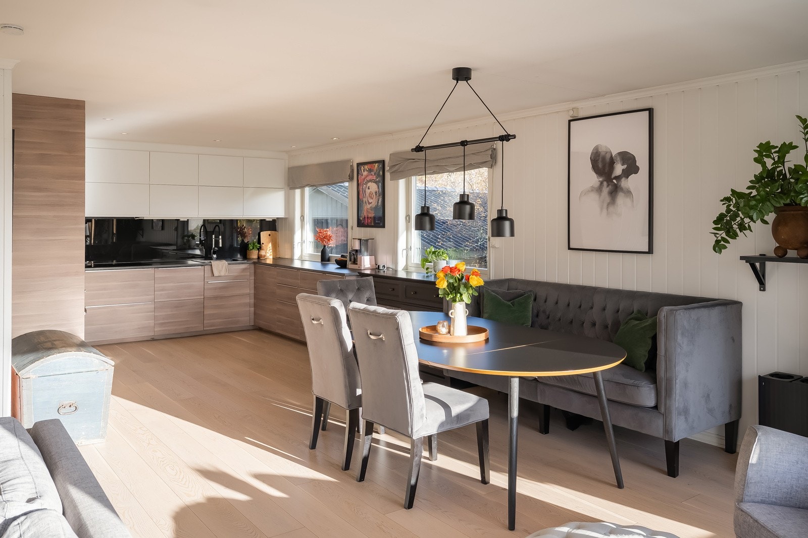 Kjøkkenet er på hele 15 kvm. med spisestua som fungerer som en naturlig romdeler. Galleribilde