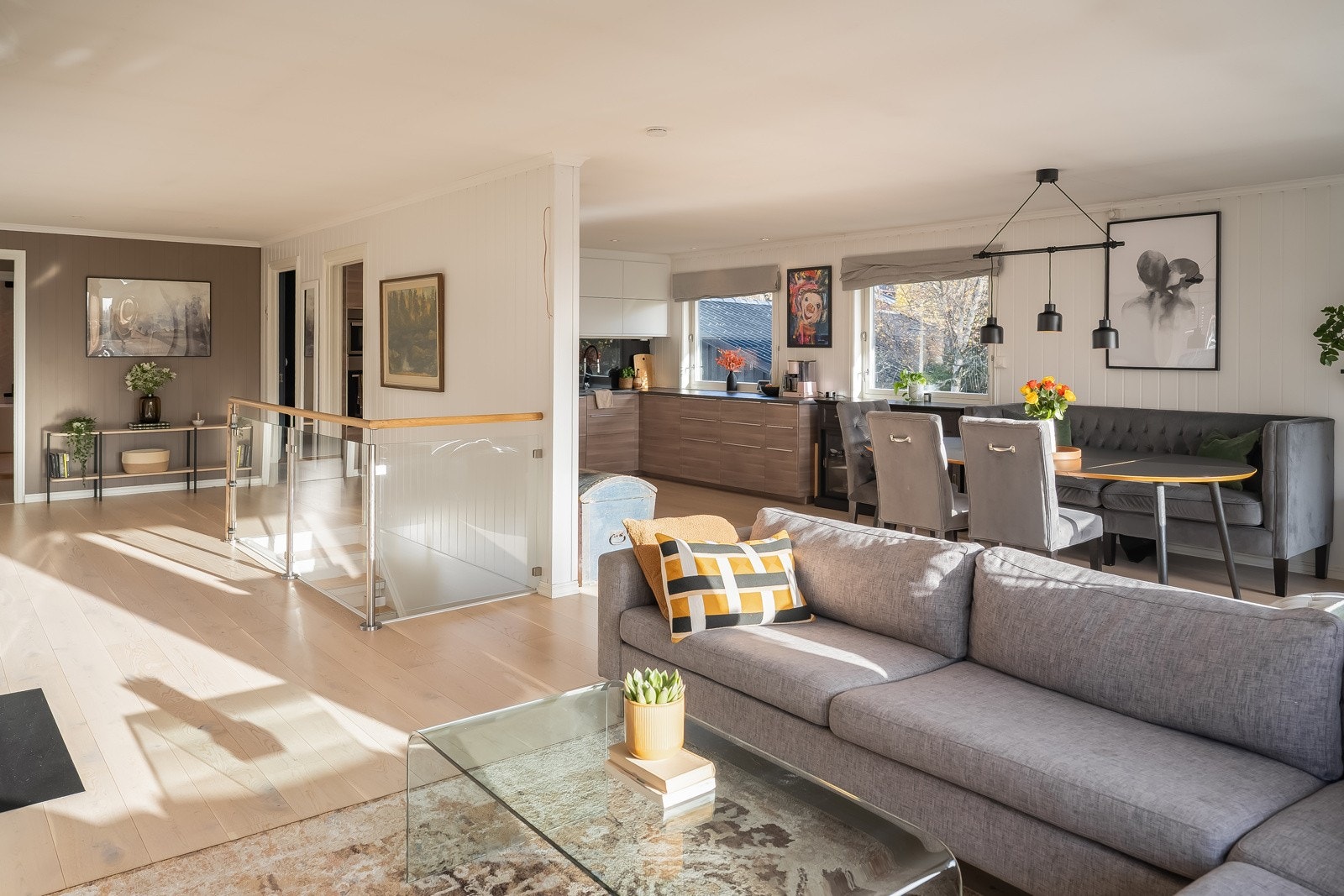 Praktisk løsning hvor man kommer rett inn i på husets romslige hovedplan med stue/kjøkken, tre gode soverom og bad. Galleribilde