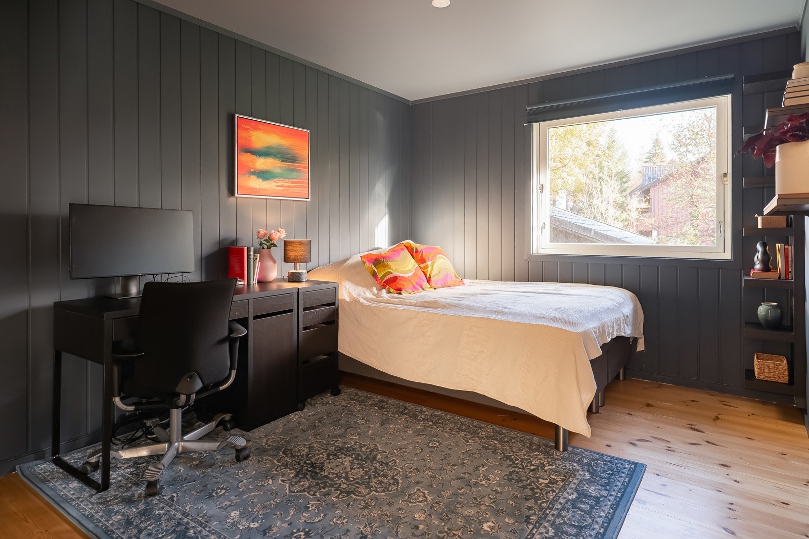 Soverommene i hovedetasjen er av god størrelse på hhv. 12, 11,5 og 9 kvm. Galleribilde