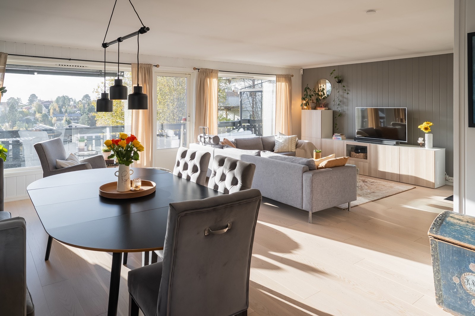 Boligen har en gunstig utforming med store rom og en stue/kjøkken-løsning på hele 67 kvm. Galleribilde