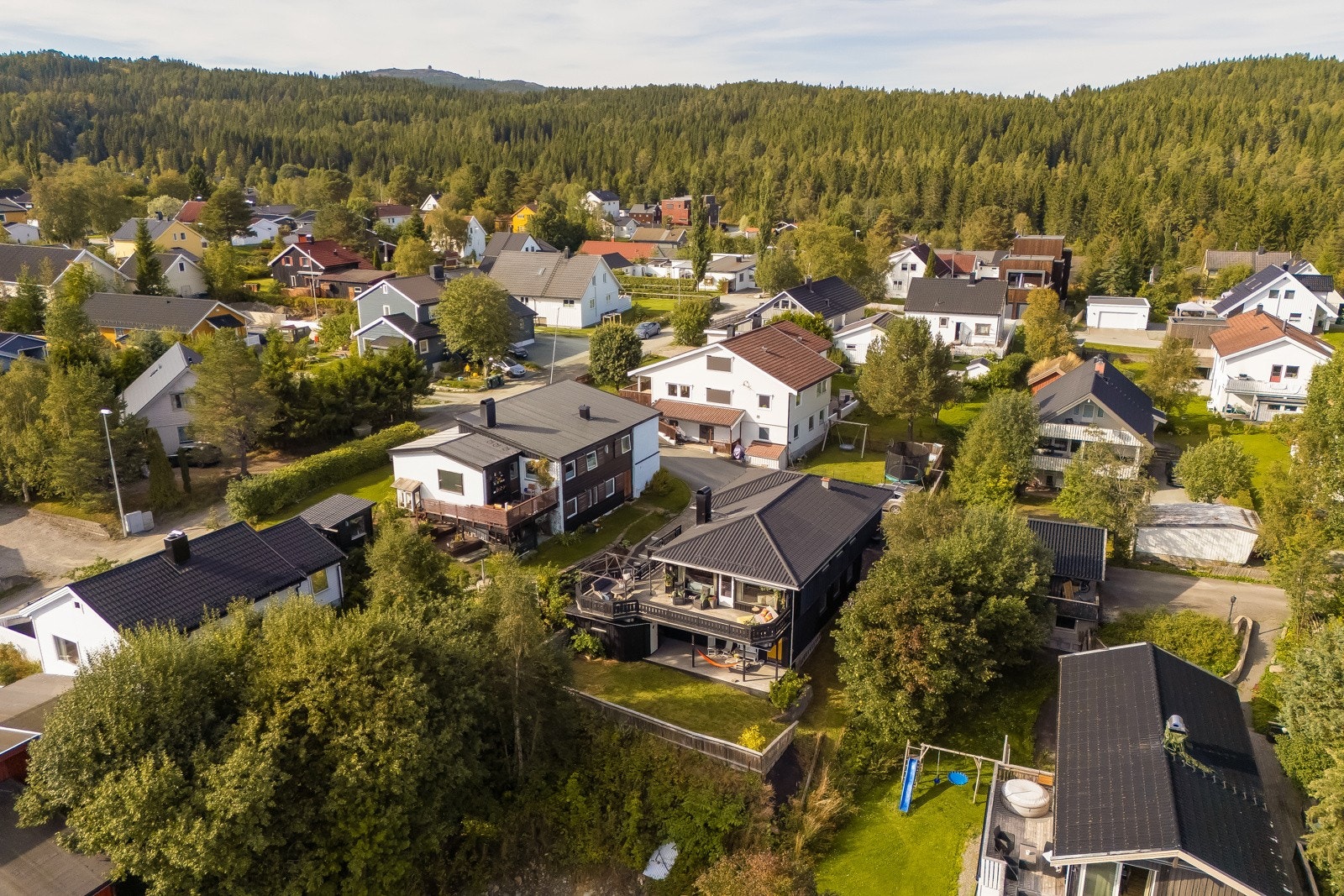 Eiendommen ligger i et rolig område primært bestående av familieboliger og med kort vei til både Bymarka og Kyvannet. Galleribilde