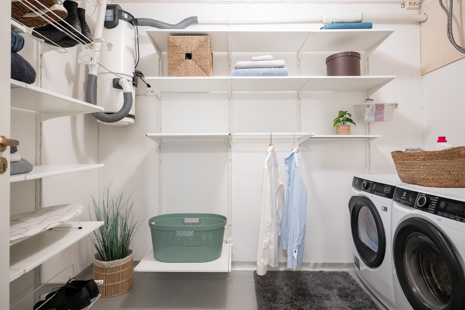 I kjelleren er det også et praktisk vaskerom på 6 kvm. og et bad på 2,5 kvm. Galleribilde