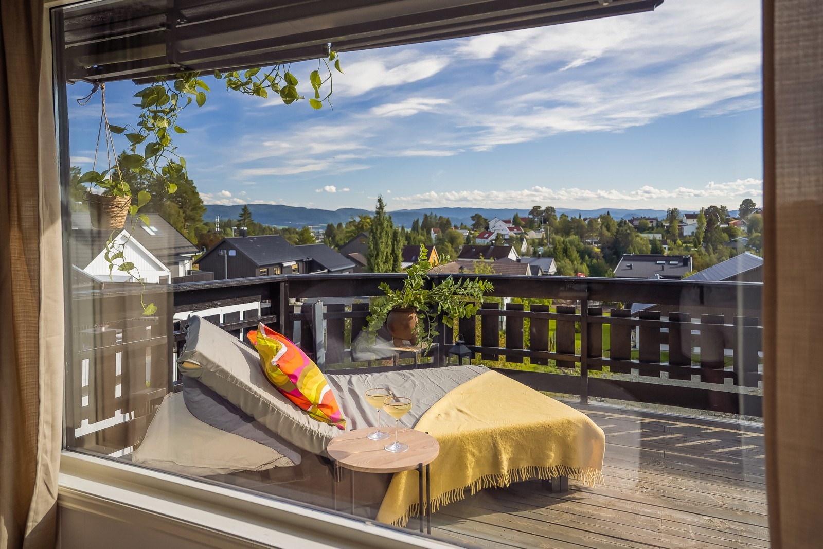 Utsikt gjennom stuevinduet og utgang til terrasse på 49 kvm. Her er det flotte solforhold fra tidlig på morgenen til godt ut på kvelden. Galleribilde