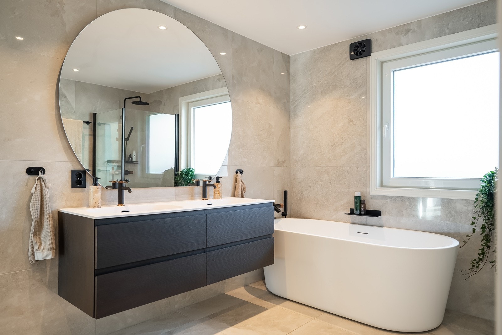 Badet har 60x60-flis på vegger og gulv, og lekker innredning med nøye utvalgte detaljer. Galleribilde