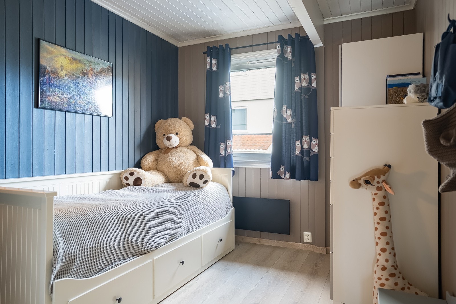 Det minste soverommet oppe i dag brukt som barnerom er på romslige 9 kvm. Galleribilde