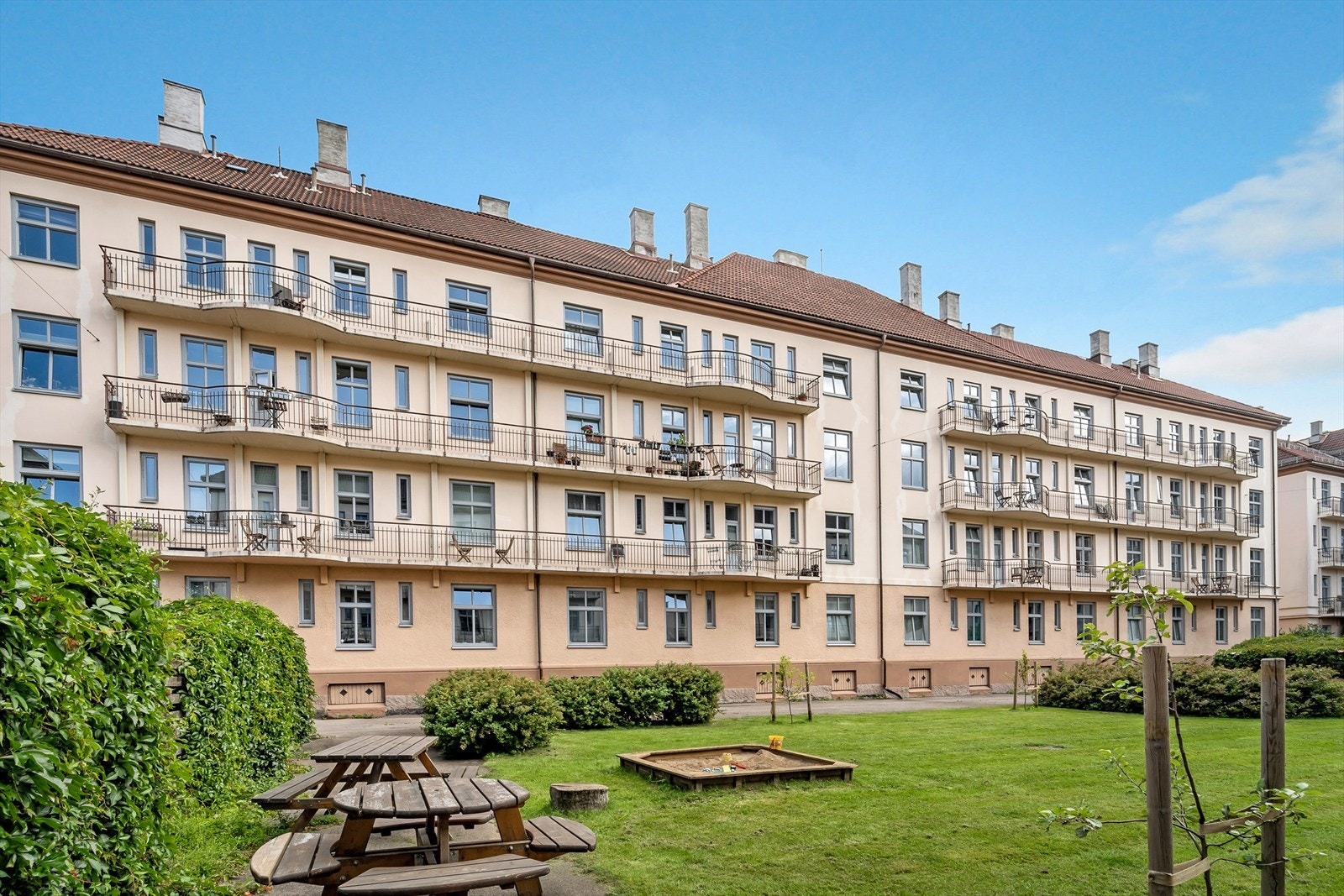 Bakgården er flott opparbeidet med nydelig beplantning Galleribilde