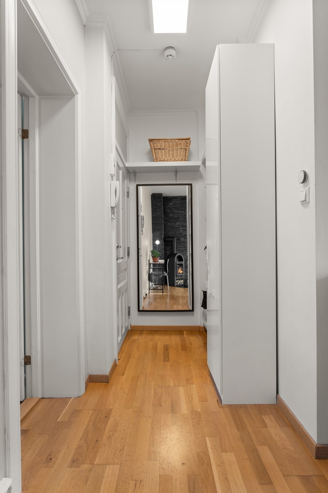 Flott entré med god plass til yttertøy og sko. Leiligheten disponerer i tillegg to boder. Galleribilde