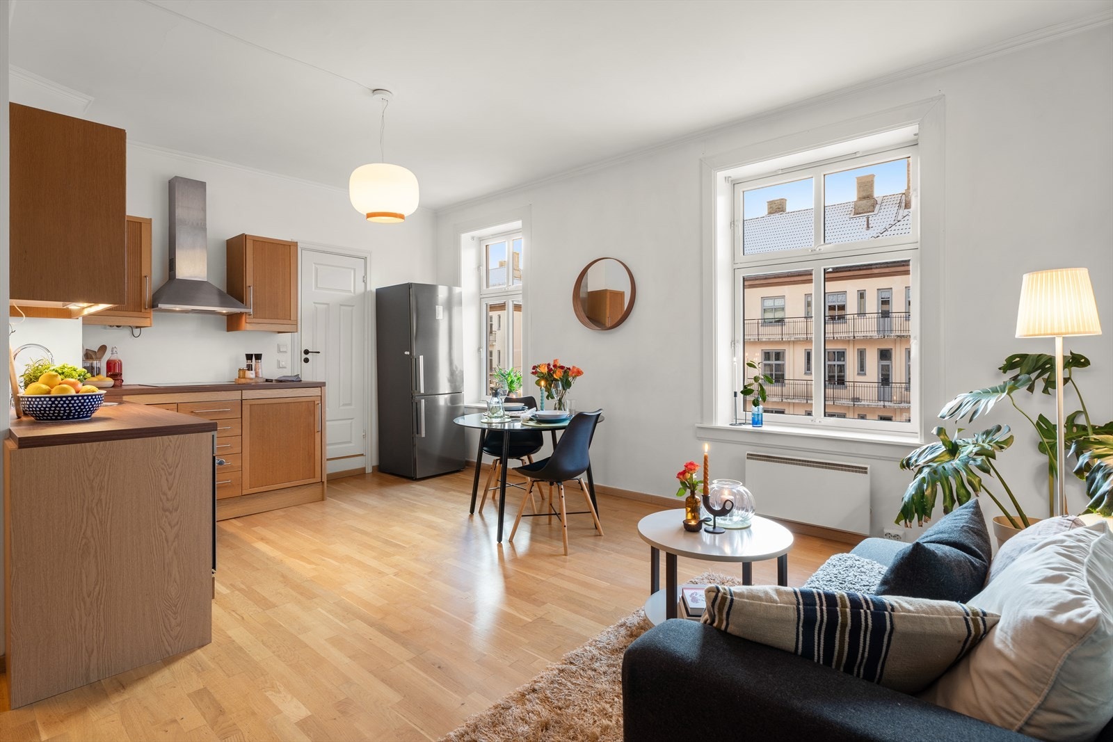 Rommet preges av en imponerende takhøyde på 2,76 meter og store vindusflater med dype karmer som slipper rikelig med naturlig lys inn Galleribilde