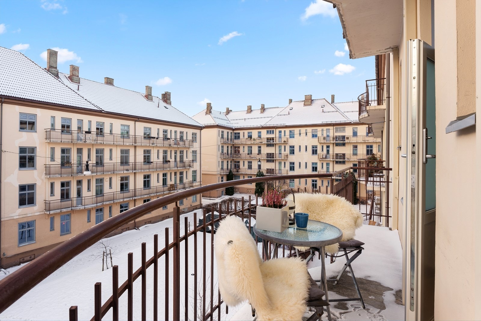 Meget lys og flott 2-roms aksjeleilighet beliggende grønt og frodig til på Majorstuen i en rolig gate Galleribilde