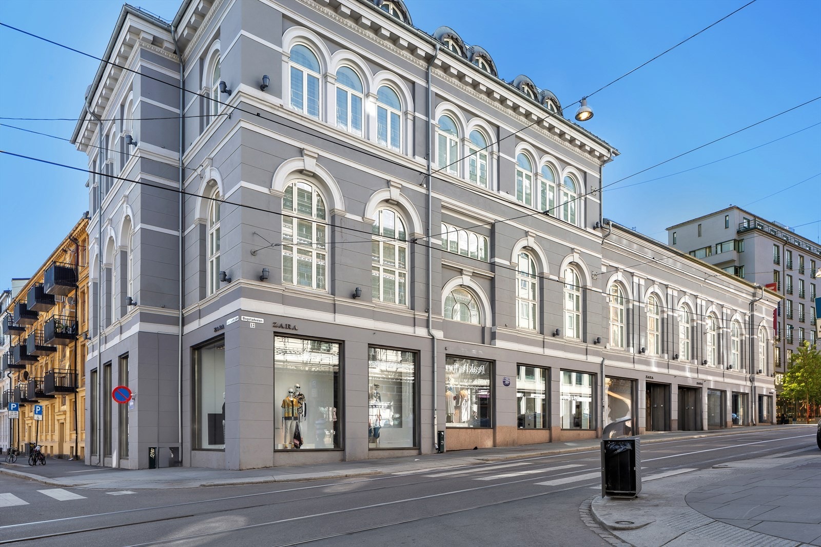 Det er gangavstand til en av hovedstadens mest ettertraktede handlegater, Bogstadveien, med et rikt utvalg av forretninger og servicetilbud Galleribilde