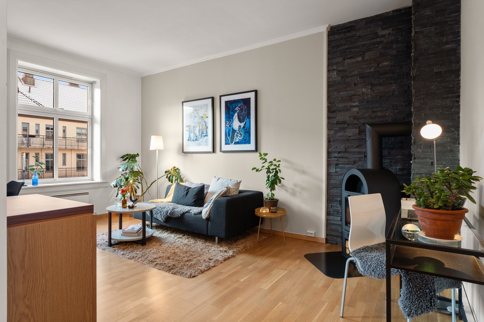 Stuen byr på god plass til sofa, spisebord, TV-møbler og øvrig innredning Galleribilde