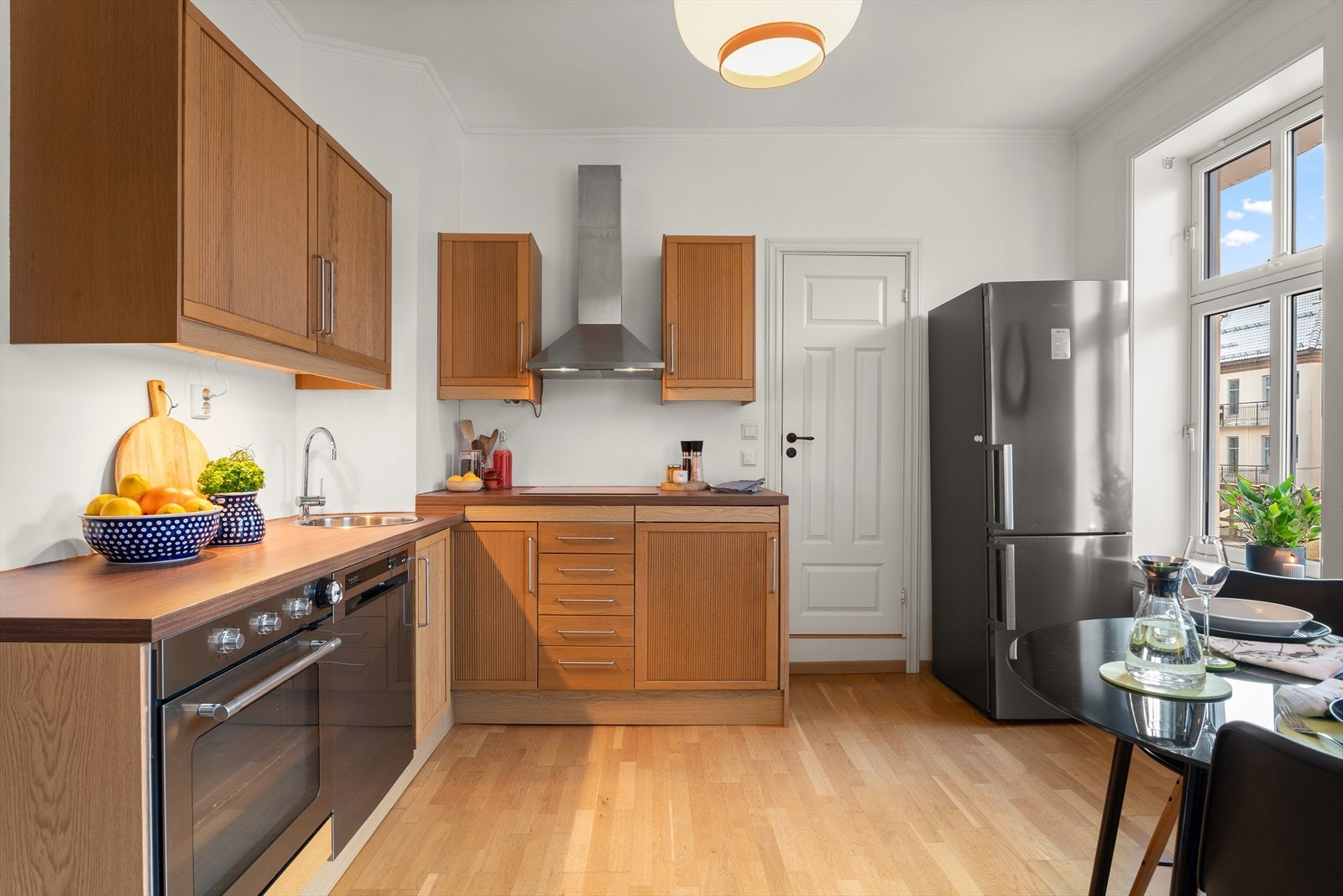 Funksjonelt og stilrent, IKEA-kjøkken med profilerte fronter og laminert benkeplate. Det er byttet benkeplate og platetopp til induksjon i 2020. Galleribilde