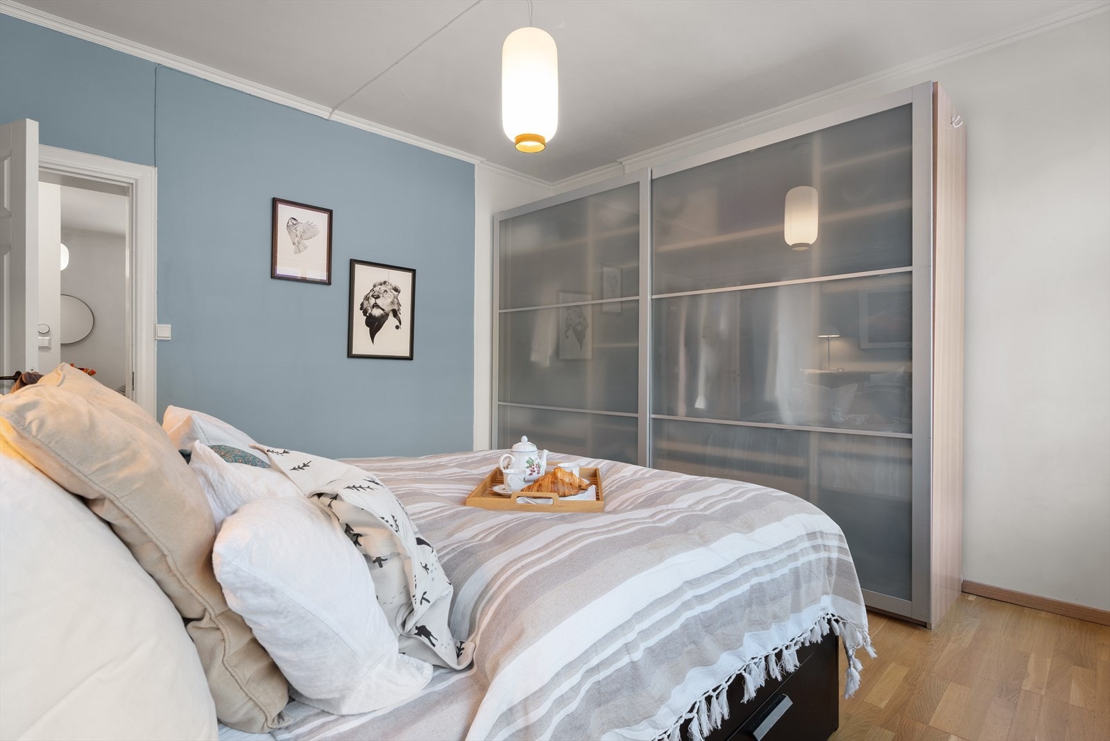 Den store skyvedørsgarderoben gir rikelig med oppbevaringsplass. Galleribilde