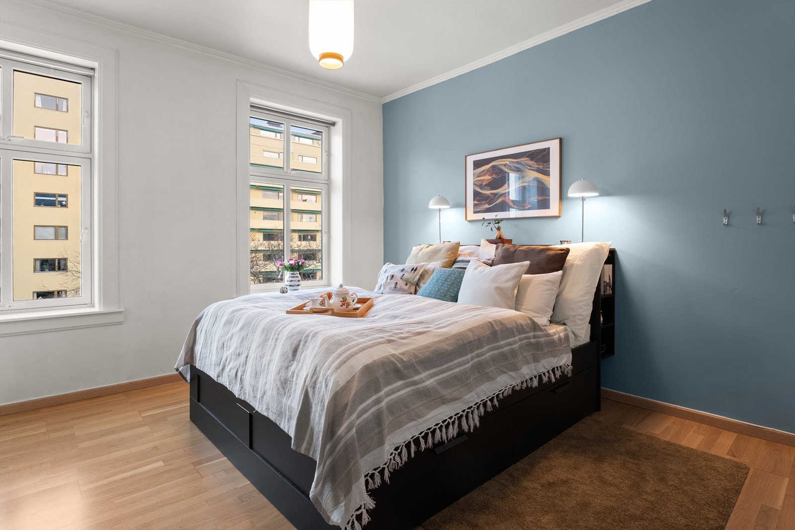 Den gode takhøyden og de store vindusflatene sørger for godt med naturlig lys og gir rommet en luftig og behagelig atmosfære Galleribilde