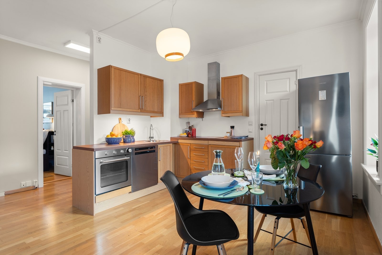 Stue og kjøkken ligger i en åpen og sosial løsning som skaper et naturlig samlingspunkt for både hverdag og hyggelige sammenkomster Galleribilde