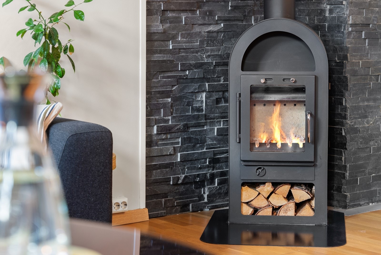 I hjørnet står en flott vedovn som gir både lun stemning og ekstra varme på kalde vinterdager Galleribilde