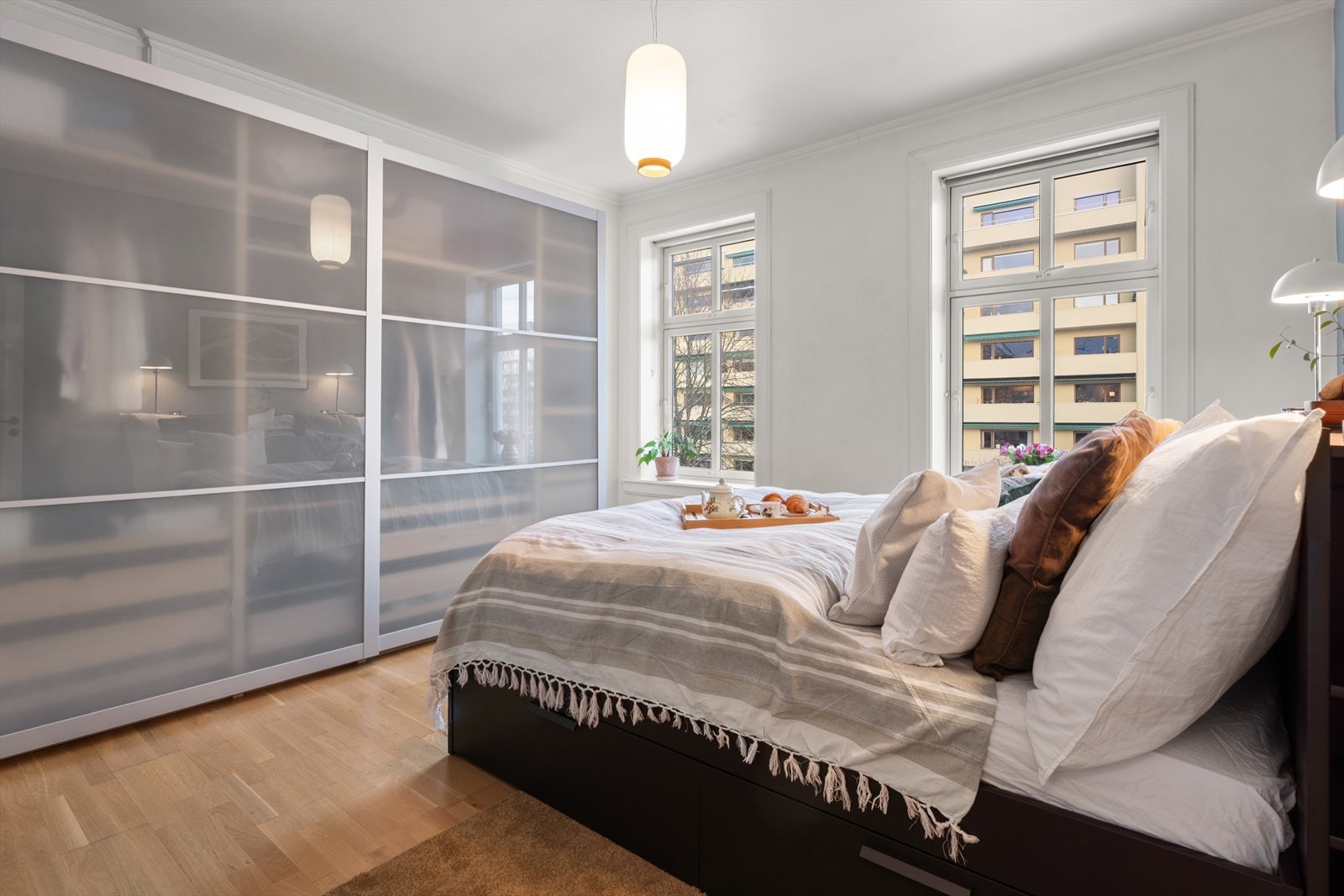 Soverommet vender inn mot rolig sidegate uten støy. Galleribilde