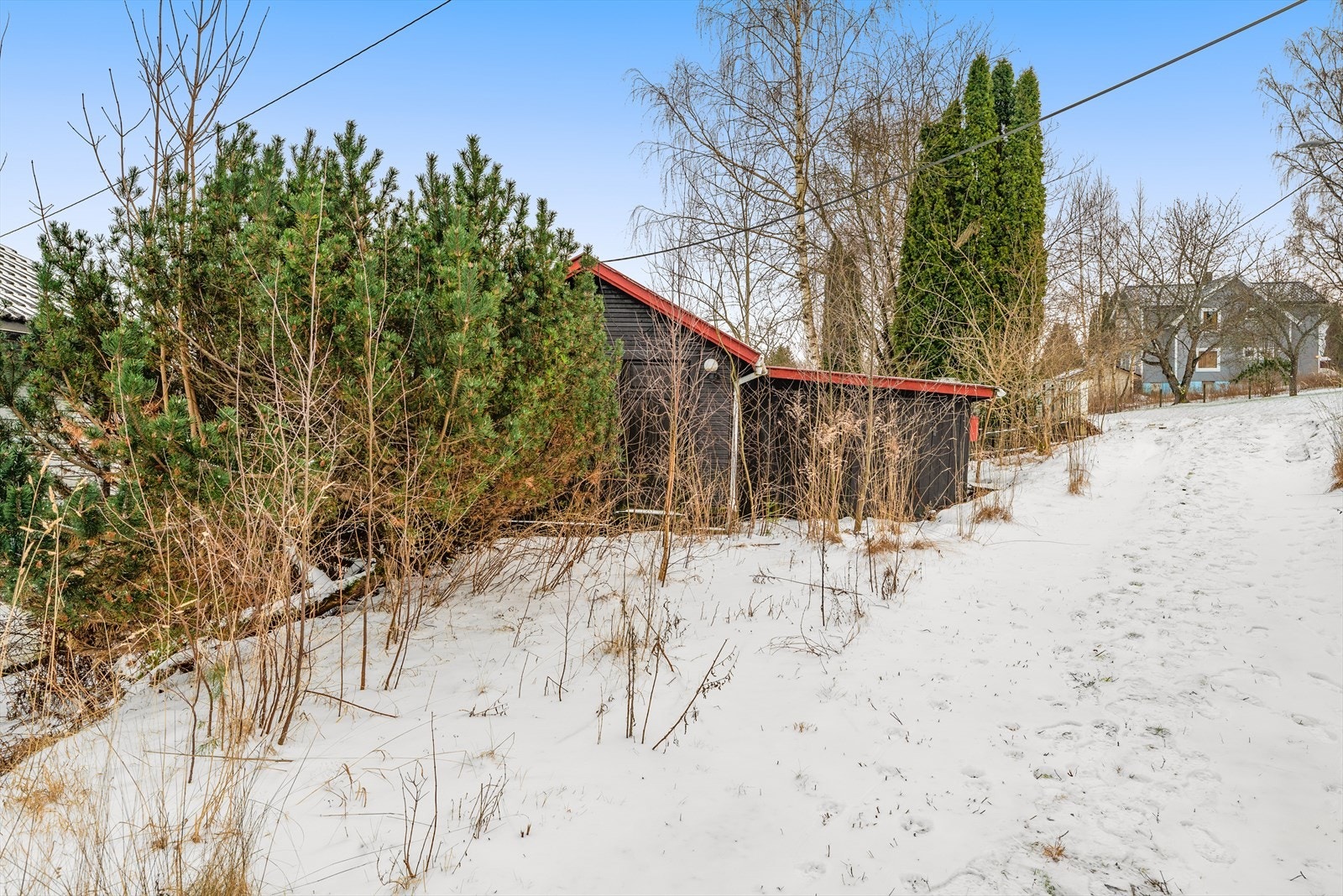 Uthus / garasje i tilknytning til innkjørselen Galleribilde