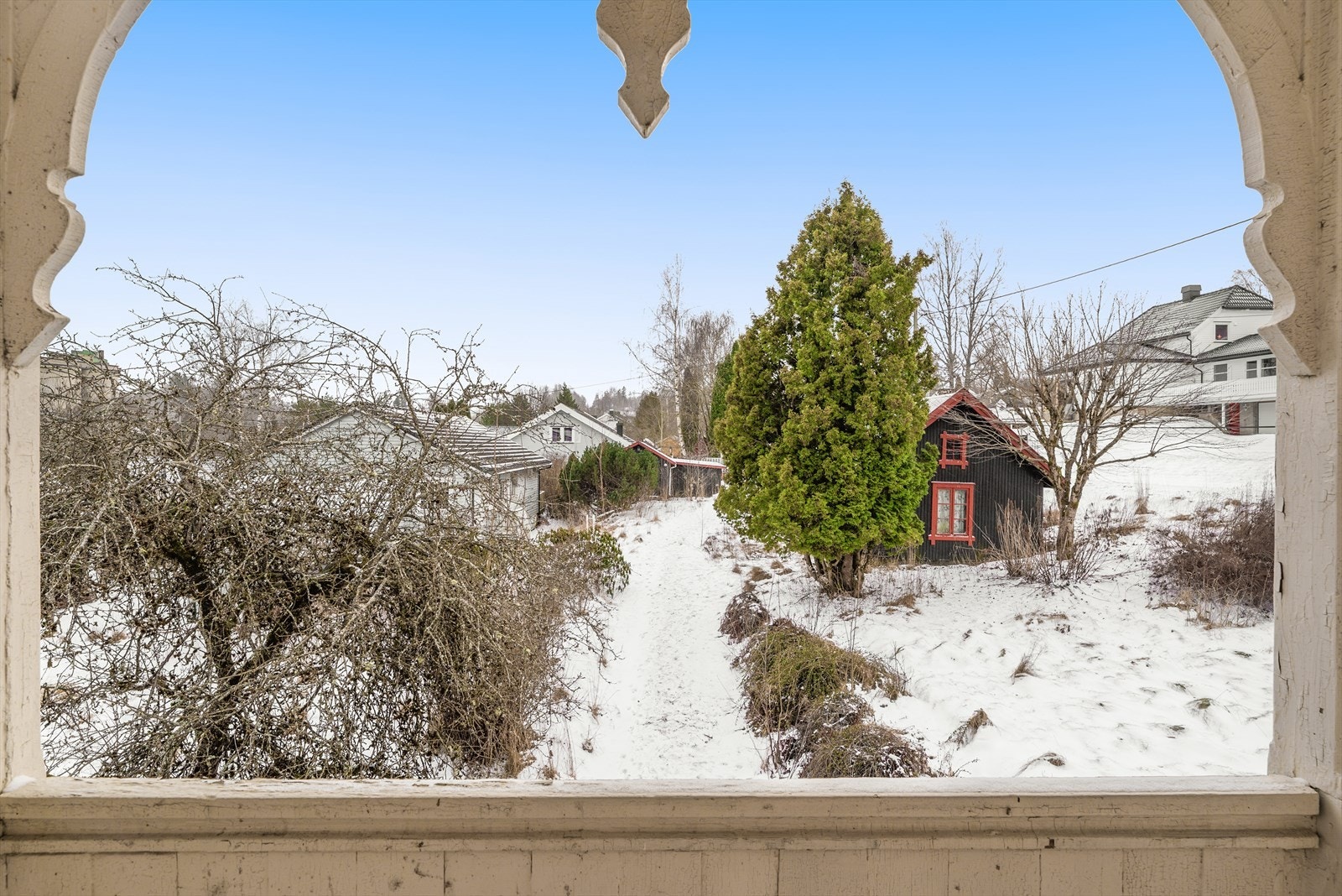 Hyggelig utsyn over egen hage Galleribilde