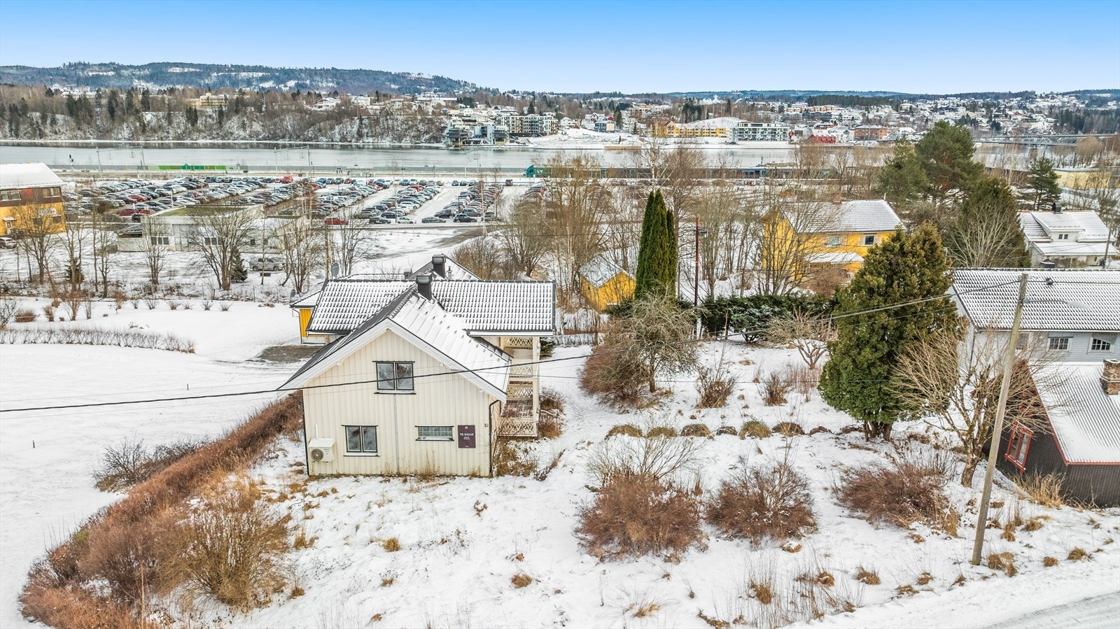 Stor tomt på ca. 1.5mål som er pent opparbeidet med plen, beplantning og frukttrær Galleribilde