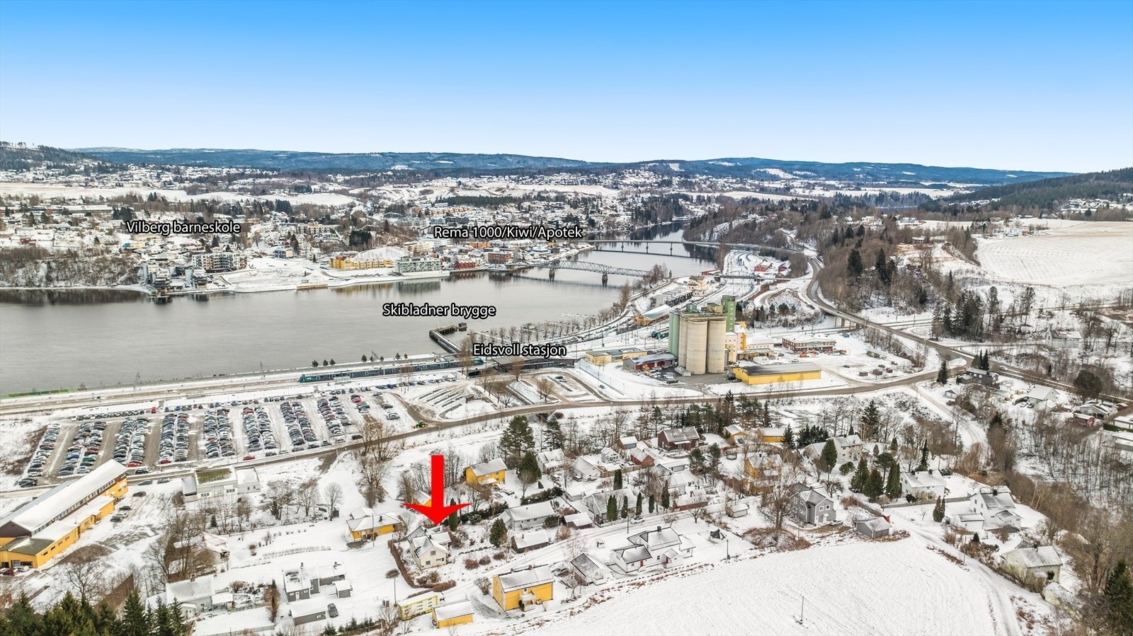 Umiddelbar nærhet / gangavstand til Eidsvoll Stasjon med 3 avganger i timen til Oslo S - bruker ca. 35min! Galleribilde